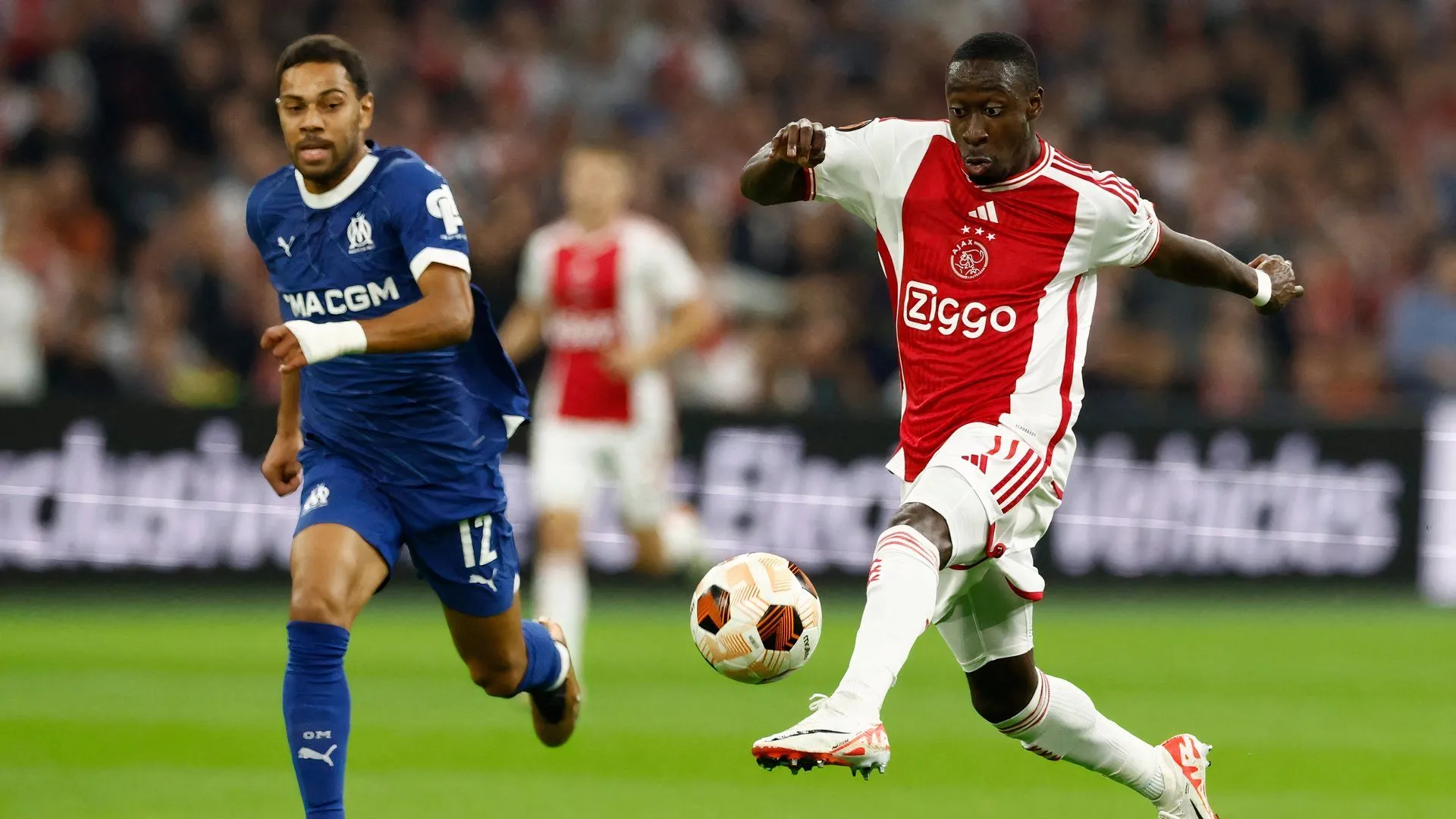 Carlos Forbs thời còn khoác áo Ajax Amsterdam sau khi rời Man City