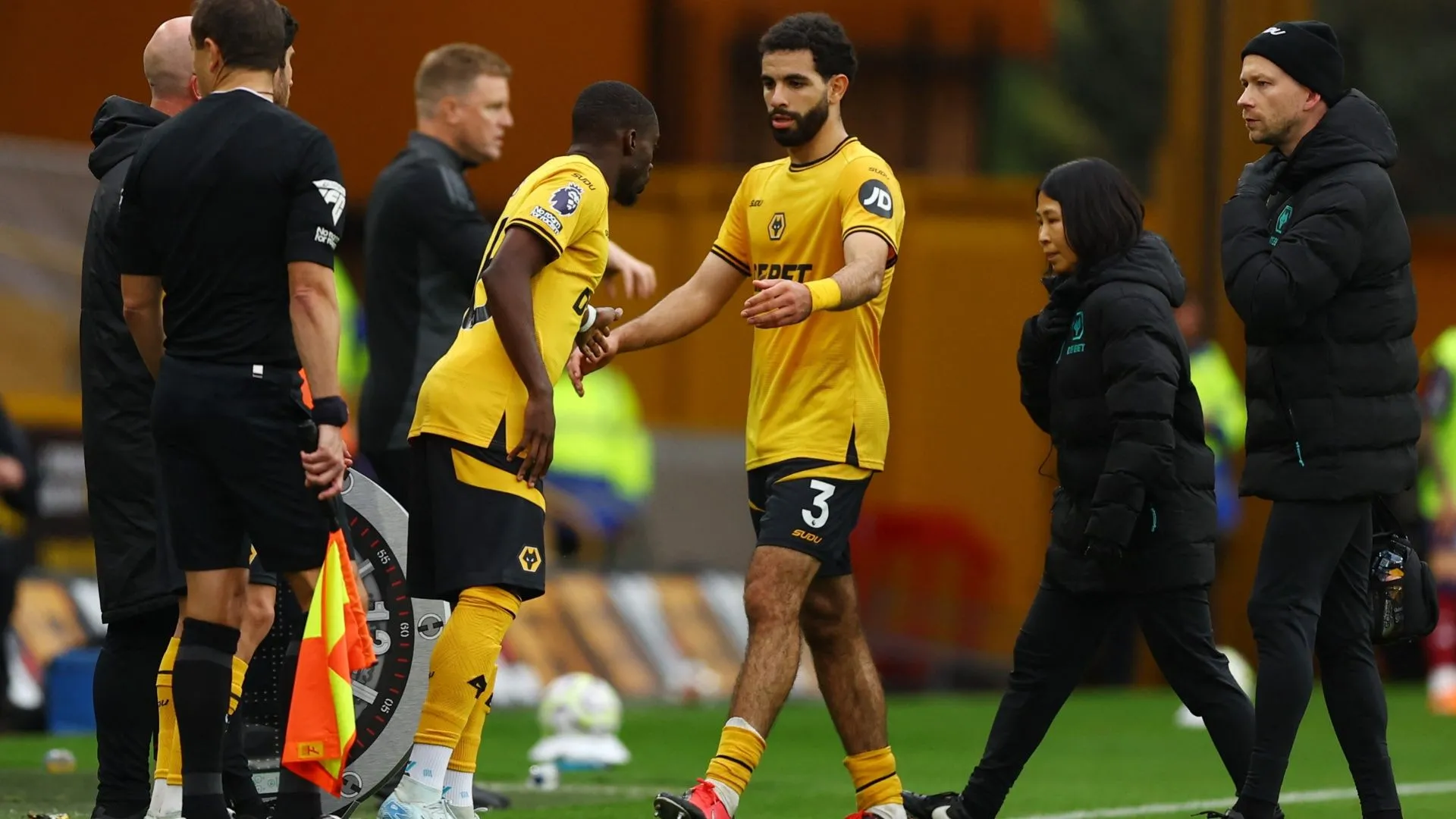 Carlos Forbs trong màu áo Wolves mùa giải khó khăn tại Ngoại hạng Anh