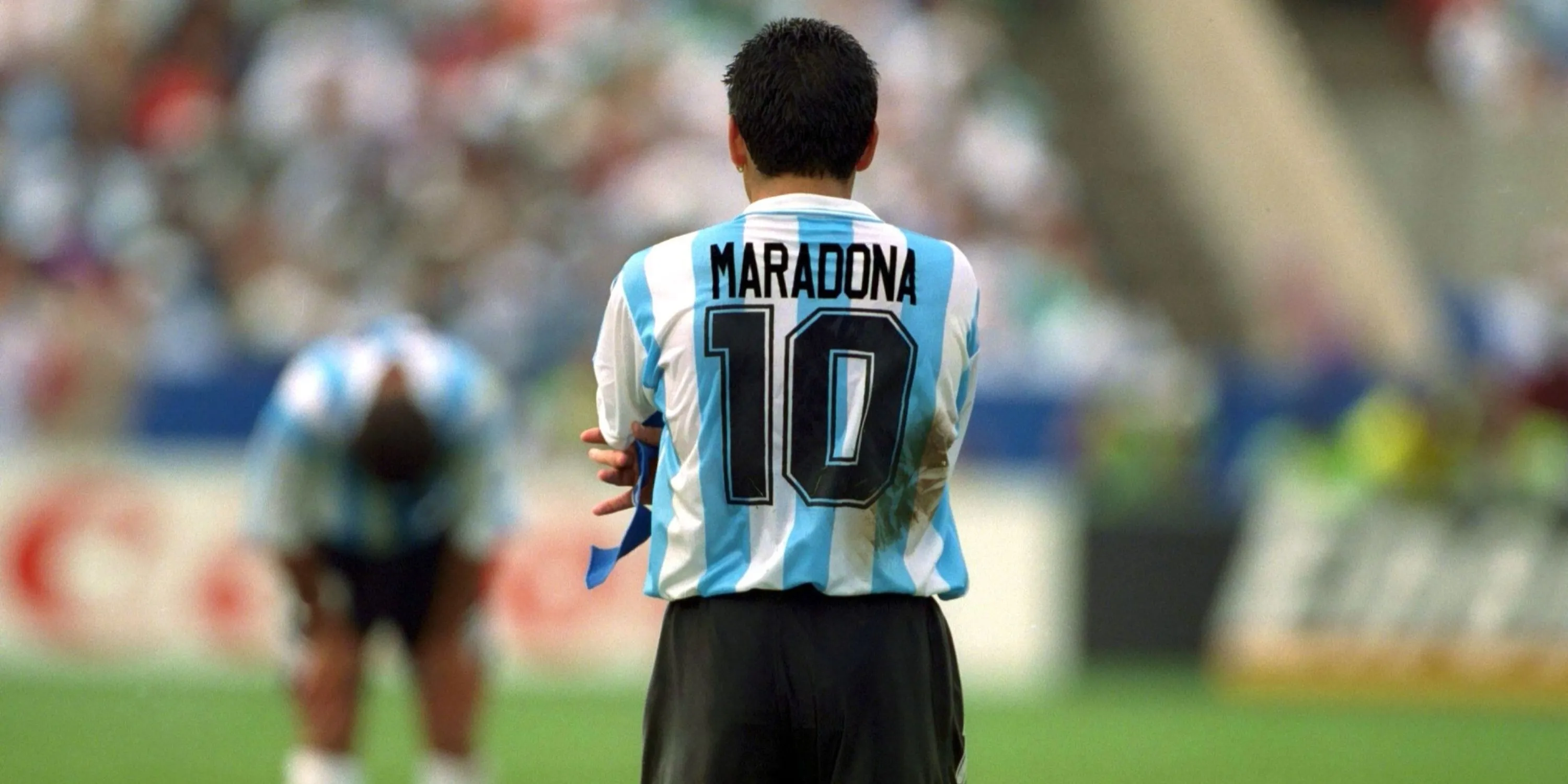 Diego Maradona mặc áo số 10 của đội tuyển Argentina.