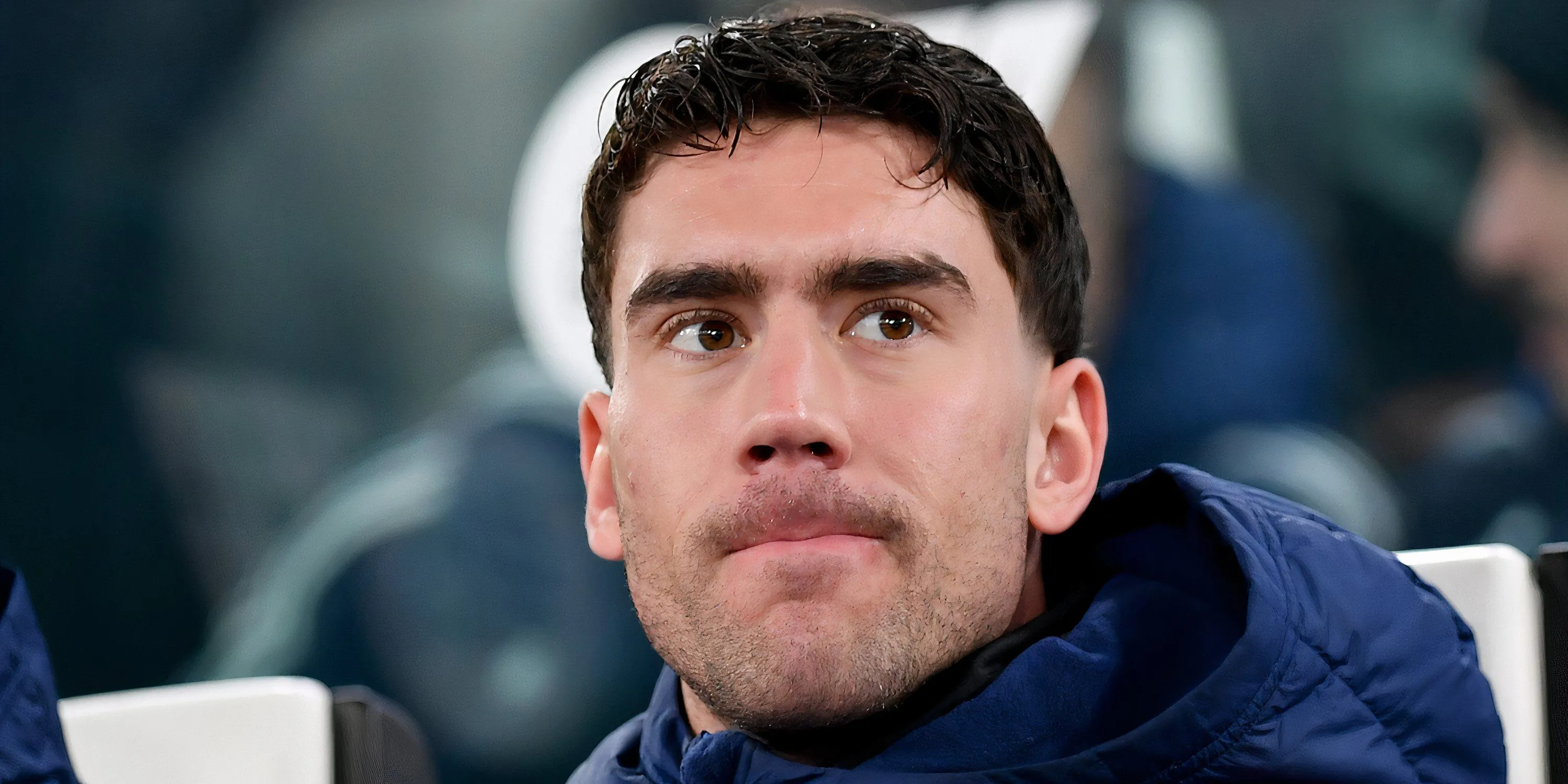 Dusan Vlahovic ngồi trên ghế dự bị của Juventus