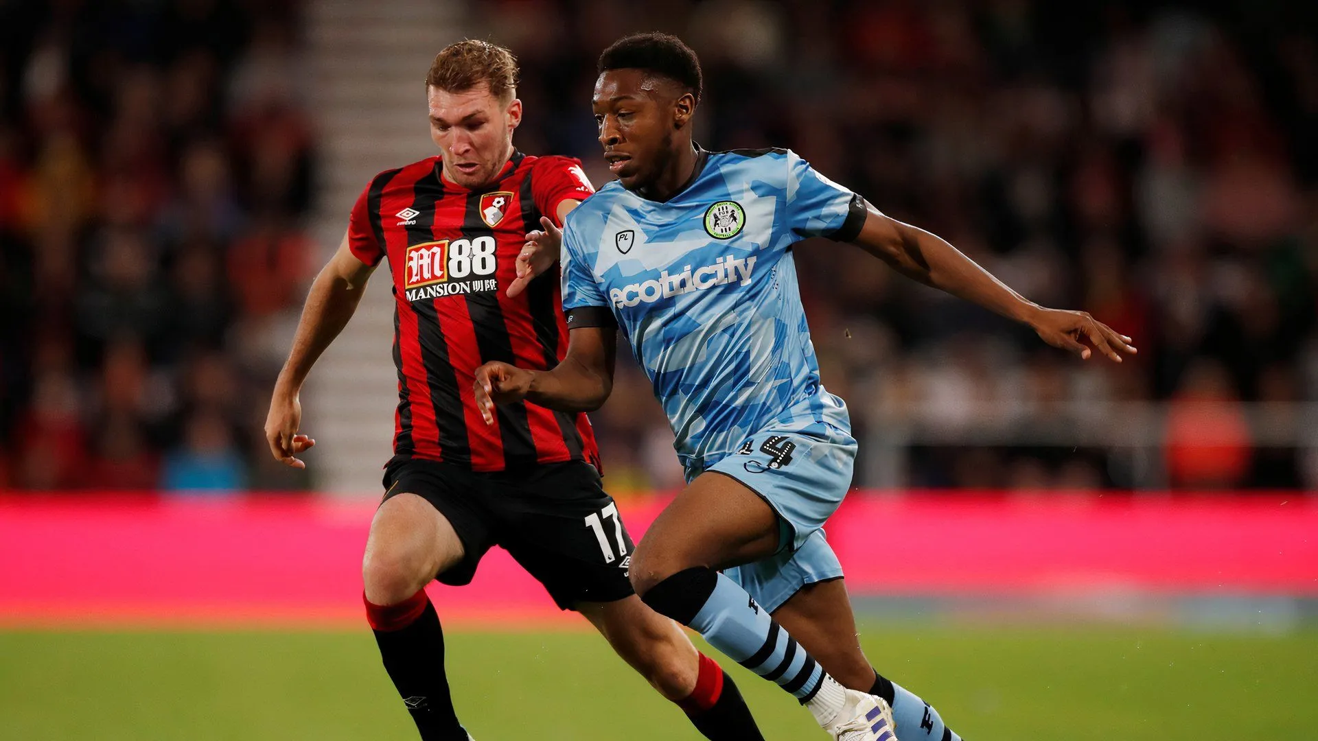 Ebou Adams trong màu áo Forest Green Rovers, câu lạc bộ cũ trước khi anh tỏa sáng tại Derby County.