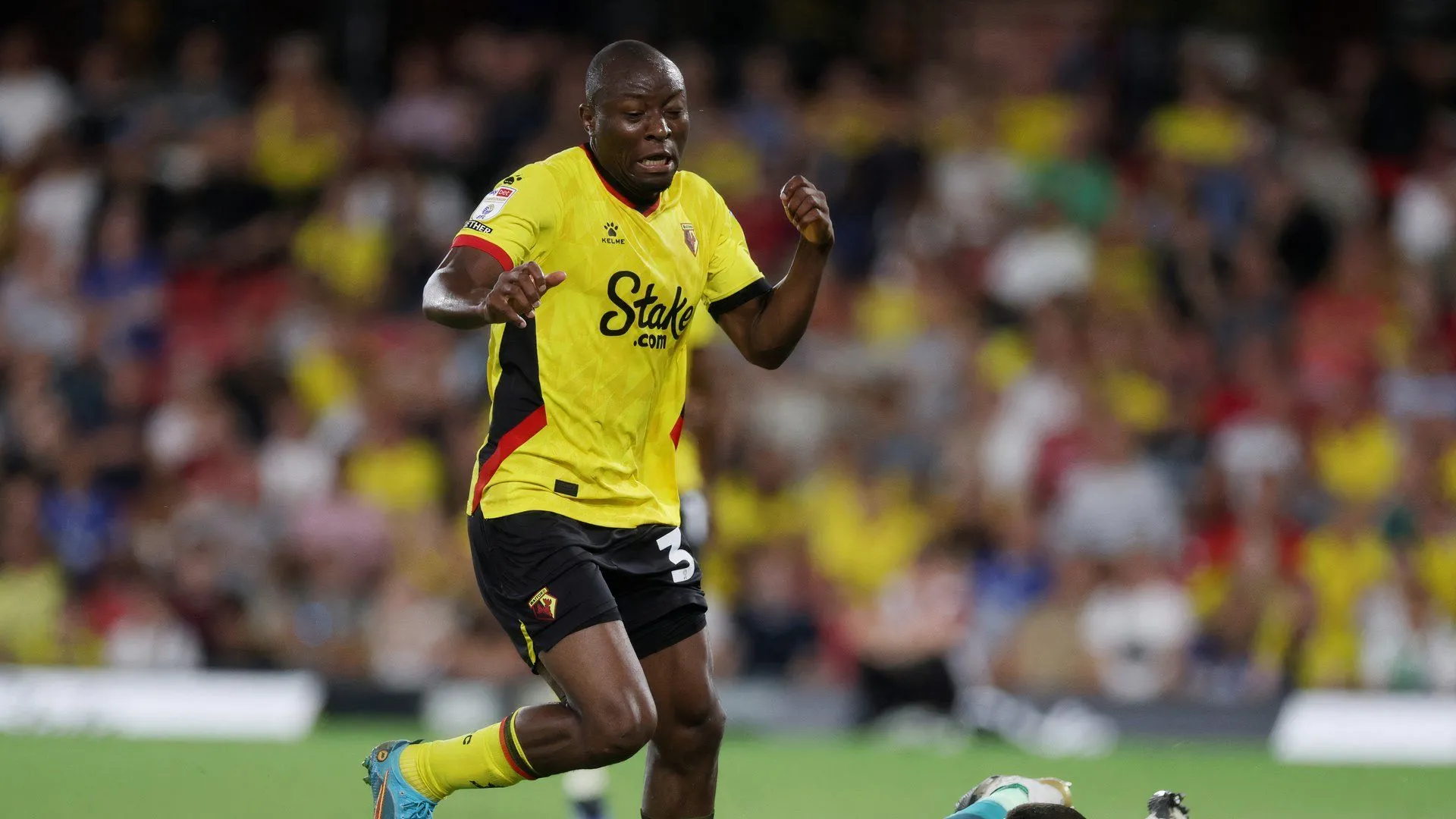 Edo Kayembe thi đấu cho Watford trong mùa giải Championship