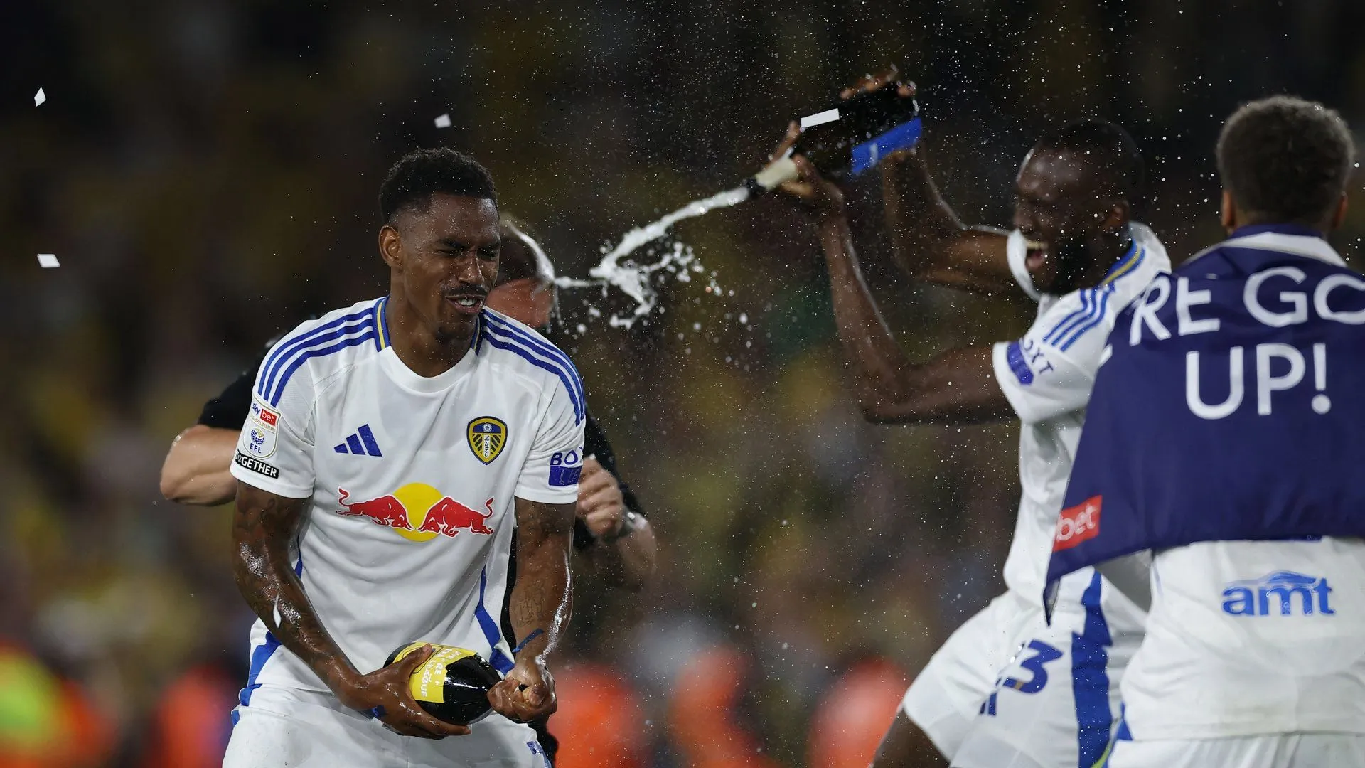 Junior Firpo ăn mừng bàn thắng cho Leeds United tại sân Elland Road, một trong những cầu thủ hưởng lương cao hiện tại.