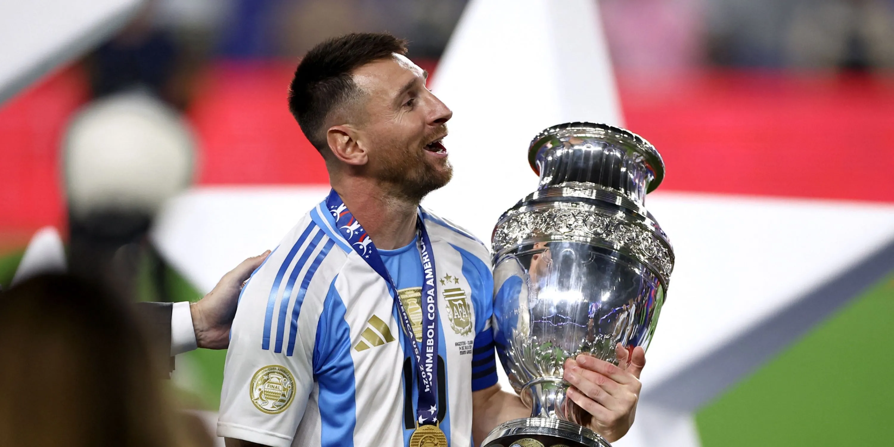 Lionel Messi giơ cao cúp Copa America.
