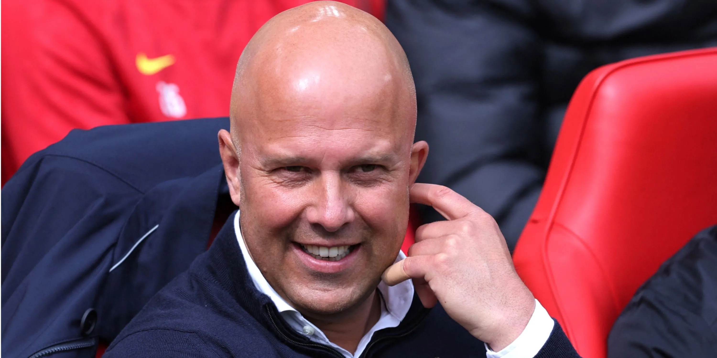 Logo Liverpool cùng hình ảnh HLV Arne Slot, đánh dấu kỷ nguyên mới tại Anfield
