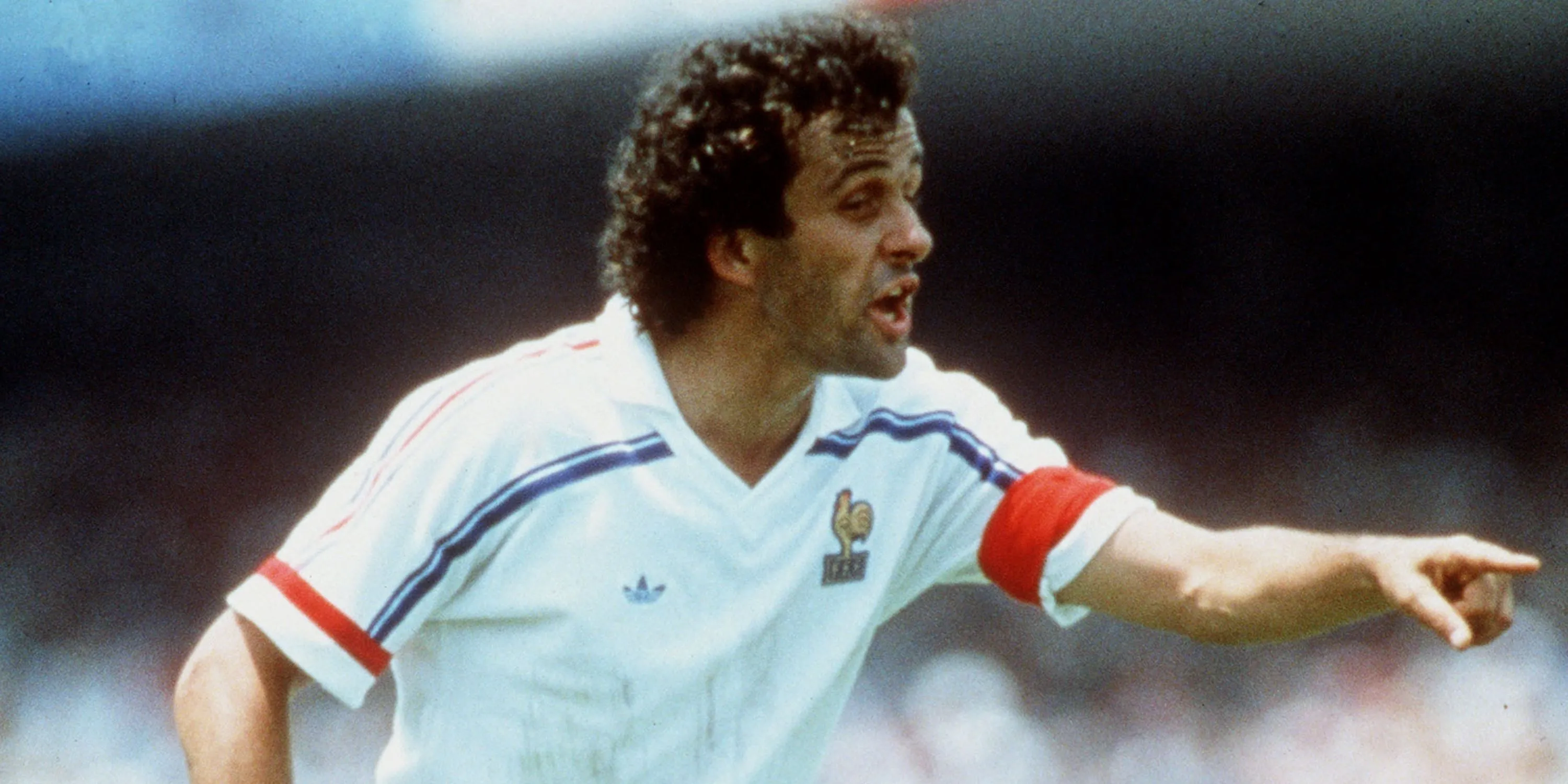 Michel Platini làm đội trưởng đội tuyển Pháp.