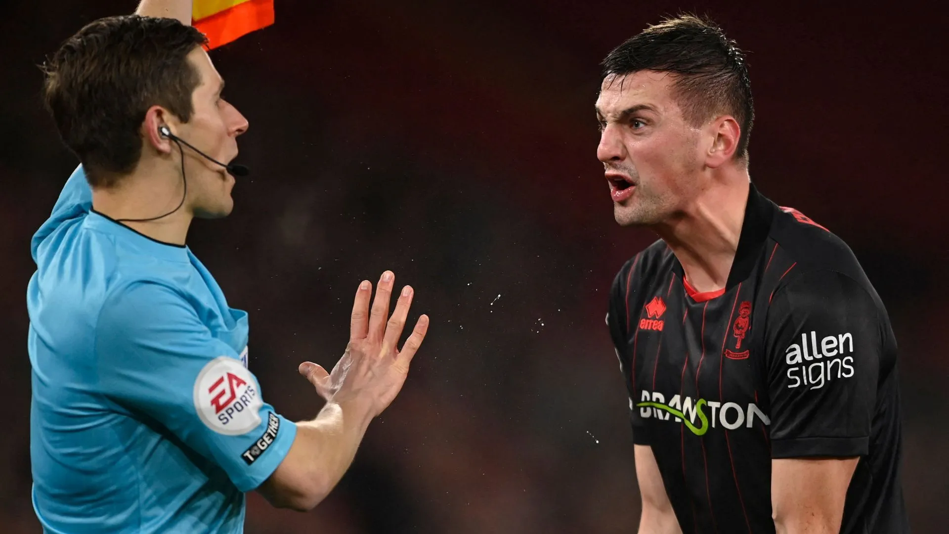 Paudie O'Connor của Lincoln City trong trận đấu tại Carabao Cup, một hậu vệ toàn diện cho Bolton