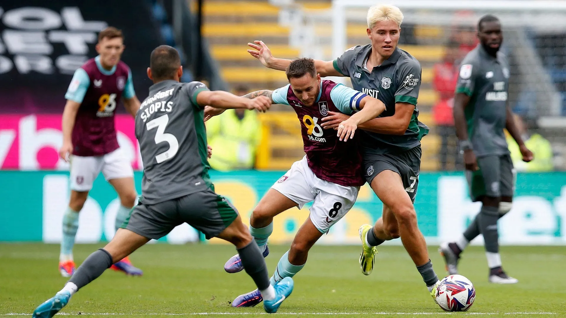 Rubin Colwill (phải) trong một pha tranh bóng với Josh Brownhill, thể hiện phẩm chất của mình tại Championship
