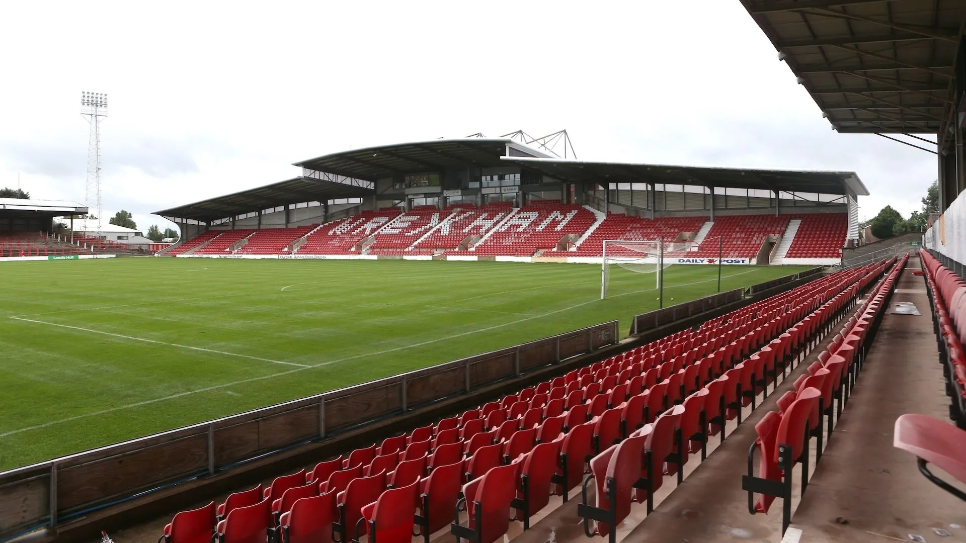 Sân Racecourse Ground của Wrexham, đội bóng có tiềm lực tài chính và tham vọng tại Championship