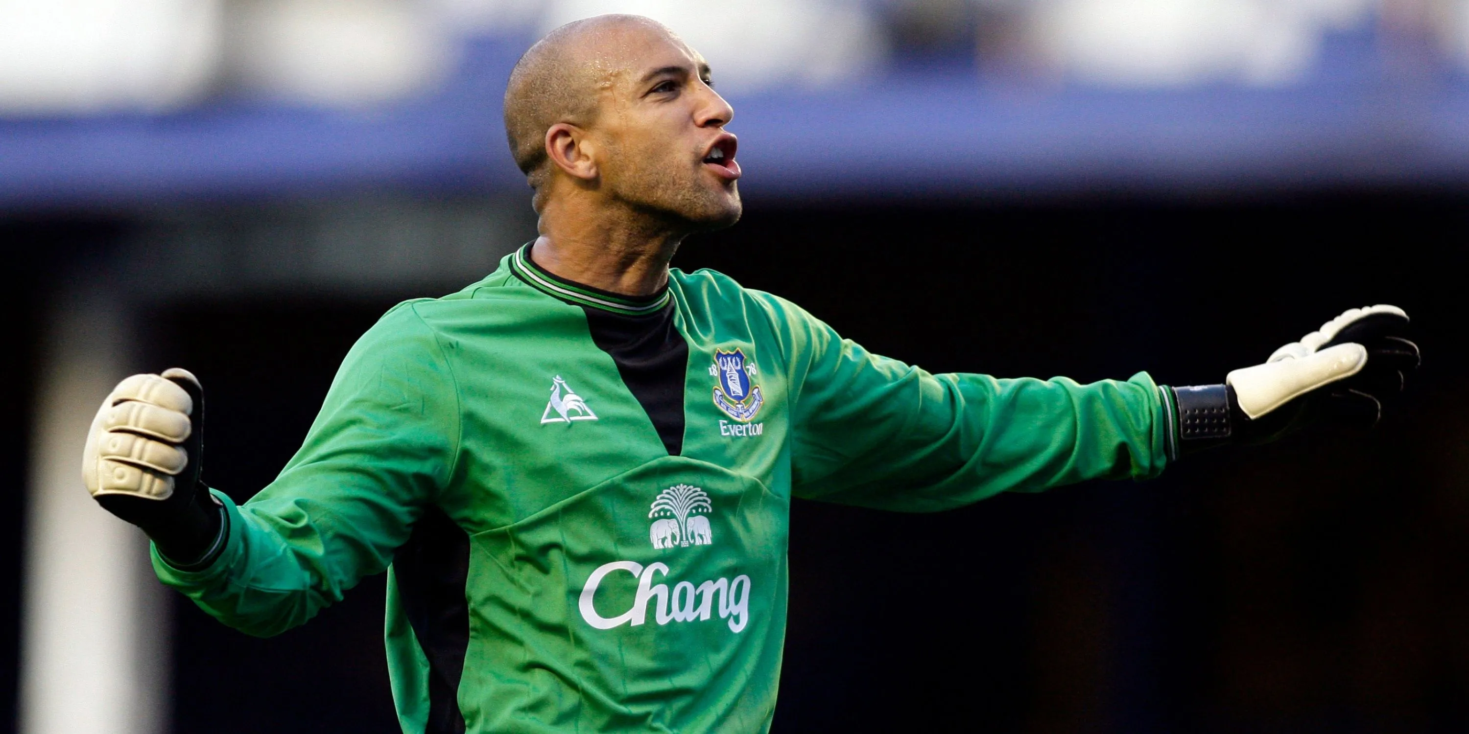 Thủ môn Everton Tim Howard chỉ đạo đồng đội trong một trận đấu Premier League