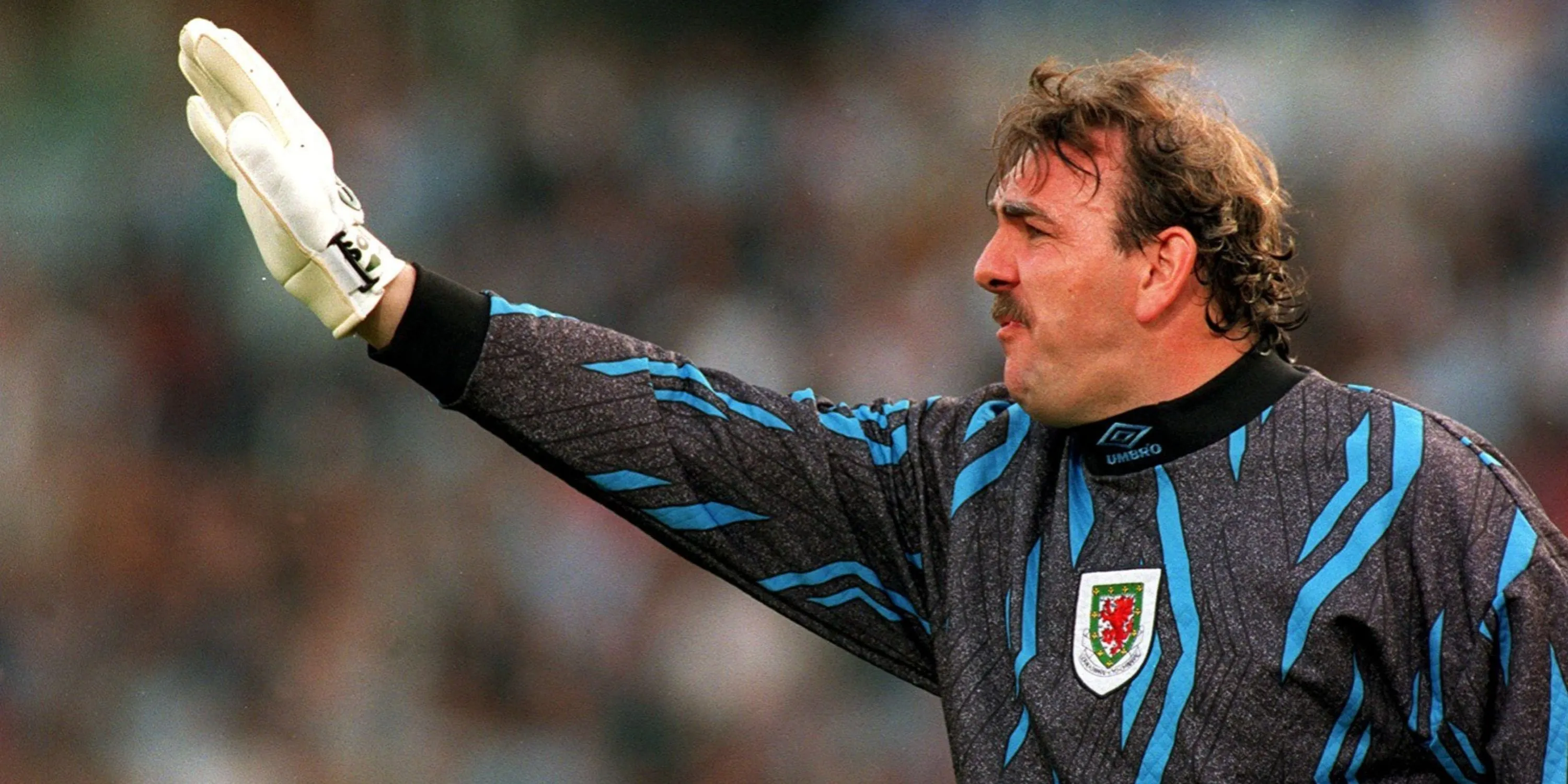 Thủ môn Neville Southall của Everton chỉ đạo đồng đội trong một trận đấu Premier League