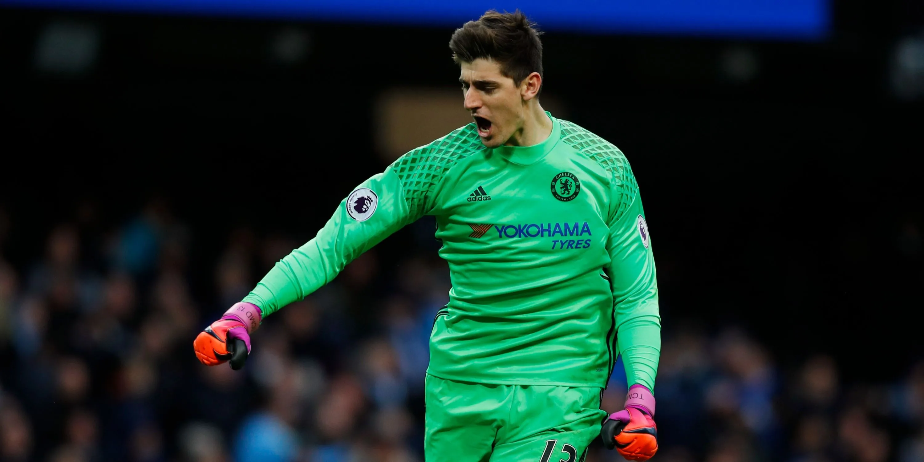 Thủ môn Thibaut Courtois trong màu áo Chelsea tại Premier League