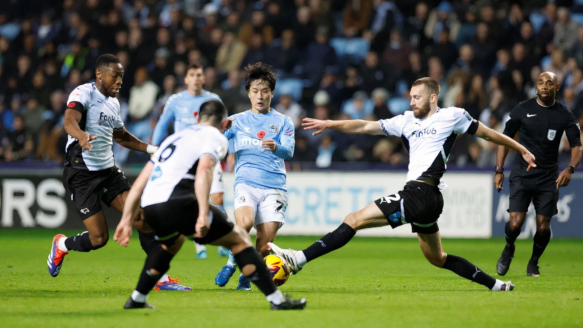 Tiền vệ Ebou Adams (giữa) của Derby County trong một pha bóng cùng Tatsuhiro Sakamoto và Nathaniel Phillips.