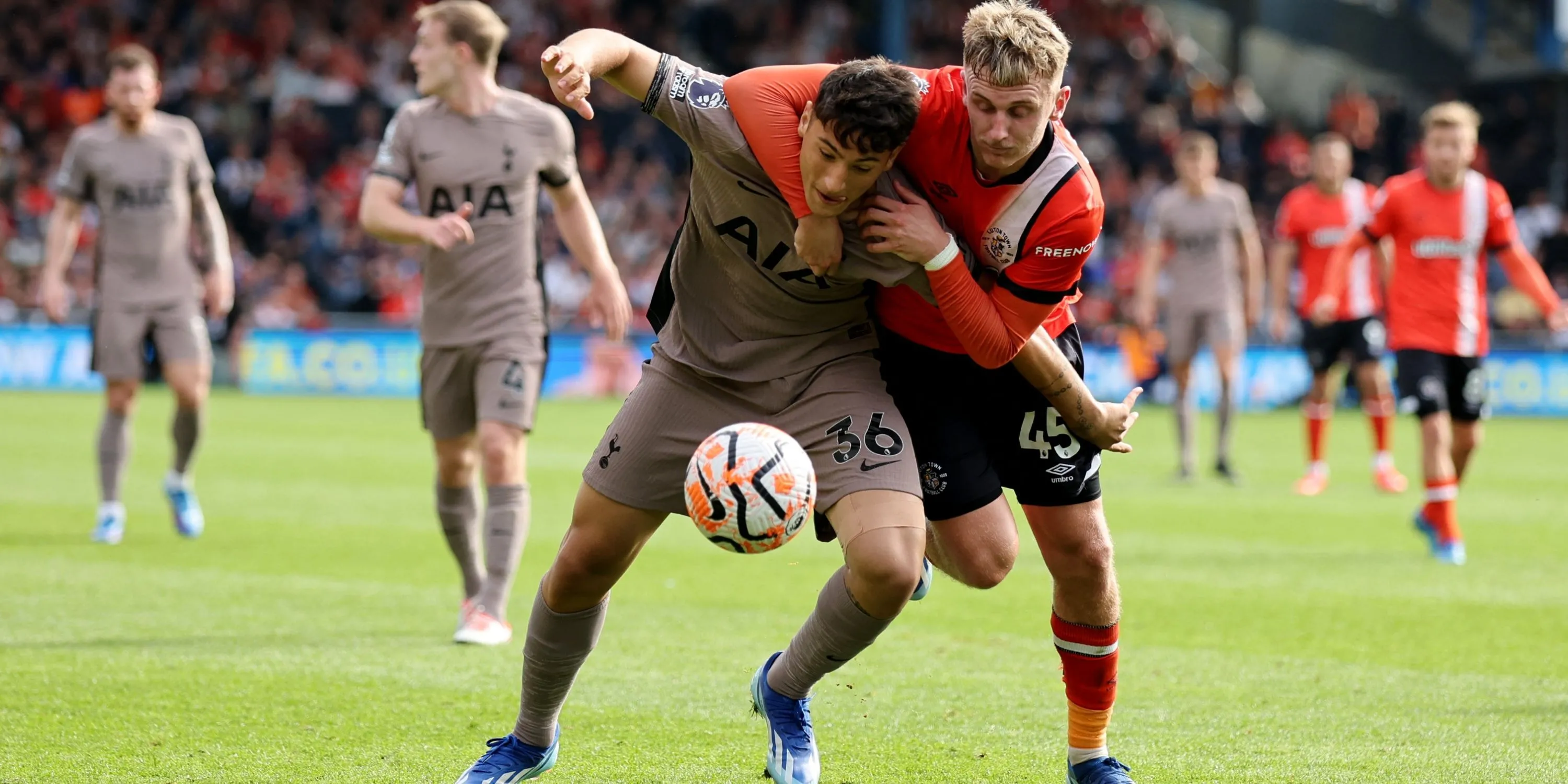 Alejo Veliz trong buổi tập cùng Tottenham