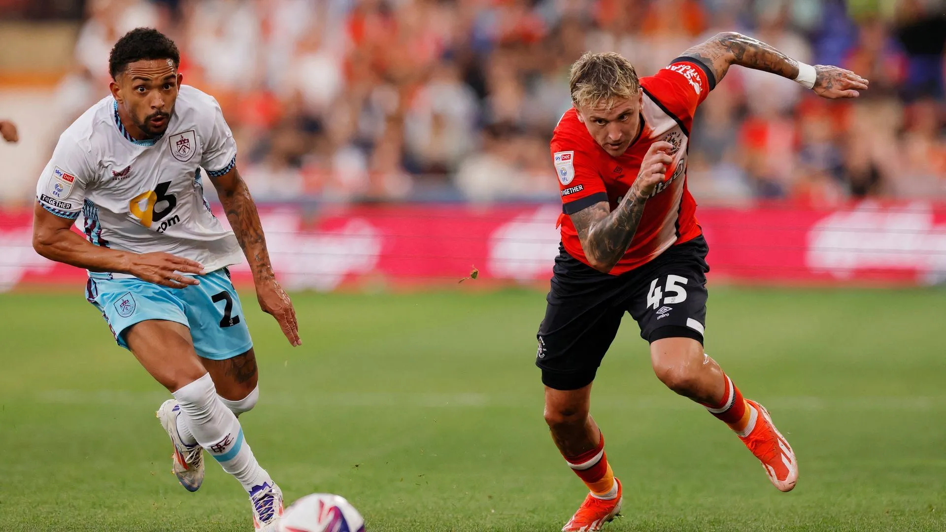 Alfie Doughty thi đấu cho Luton Town tại Ngoại hạng Anh trong trận gặp Burnley