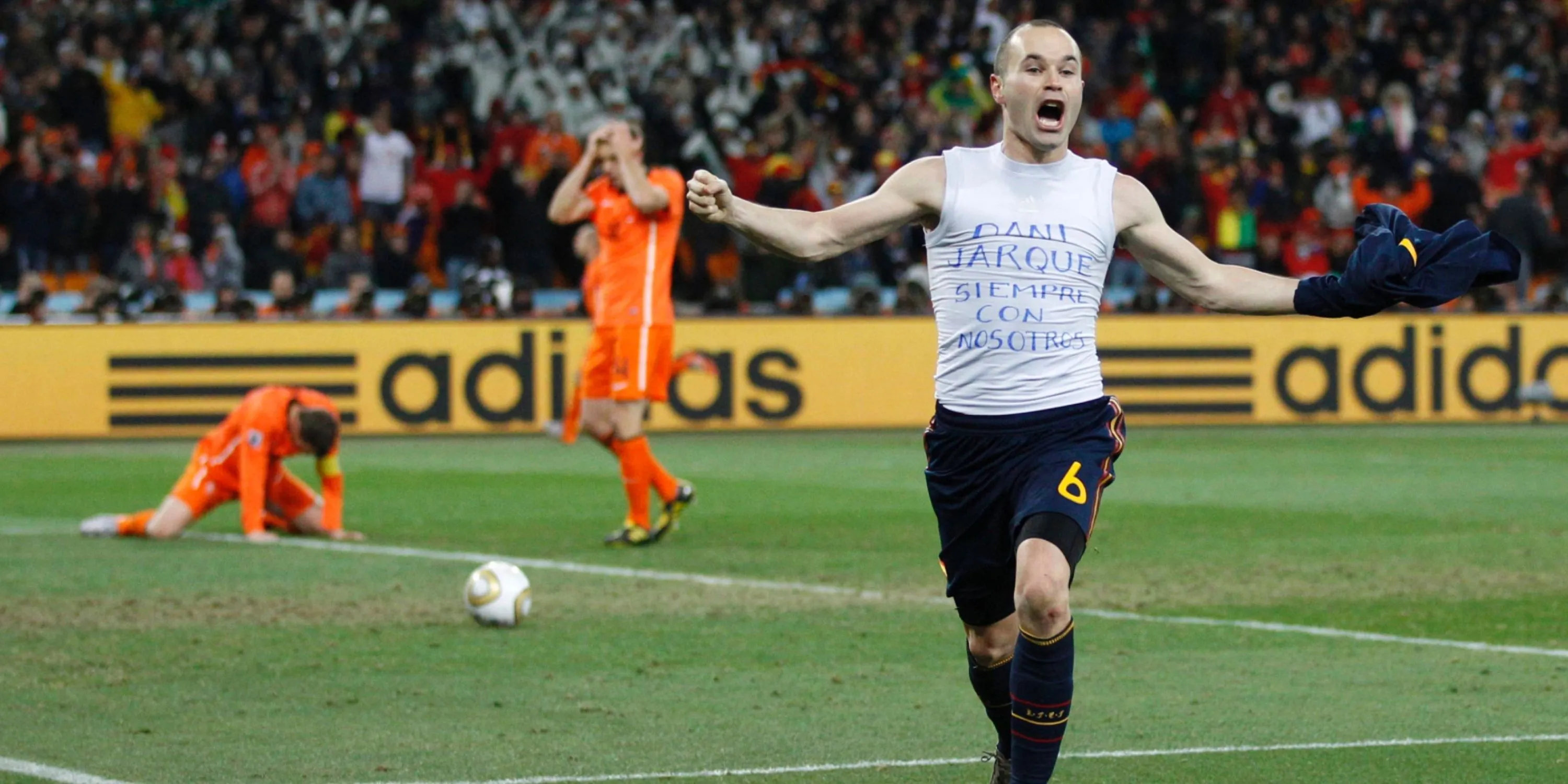 Andres Iniesta ăn mừng bàn thắng cho Tây Ban Nha