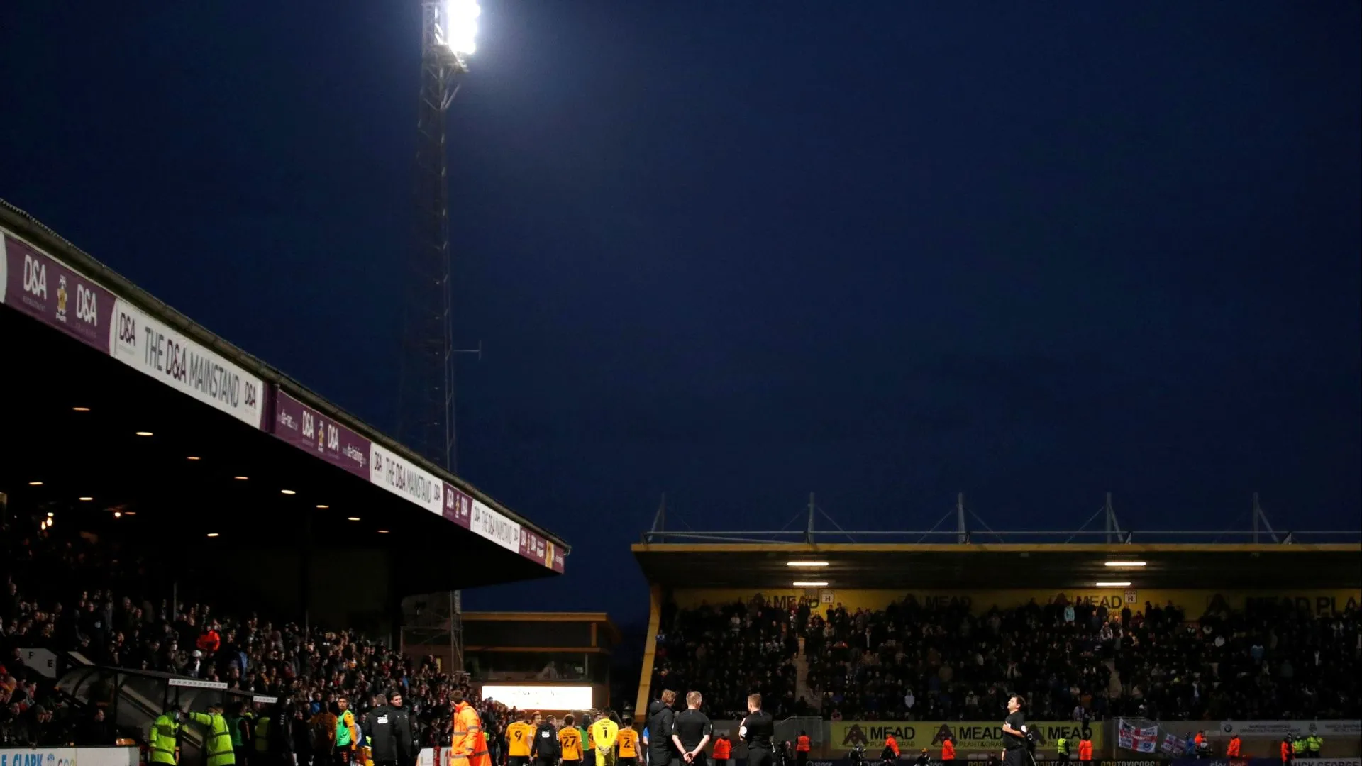 Các cầu thủ Cambridge United thi đấu trên sân