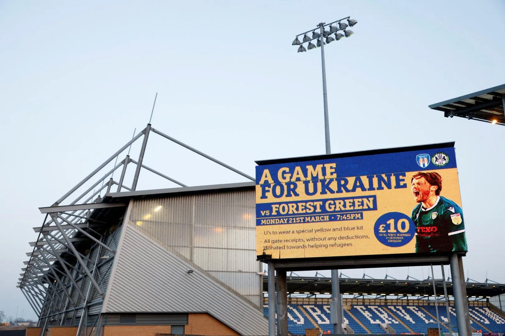 Cầu thủ Colchester United ăn mừng bàn thắng trên sân nhà