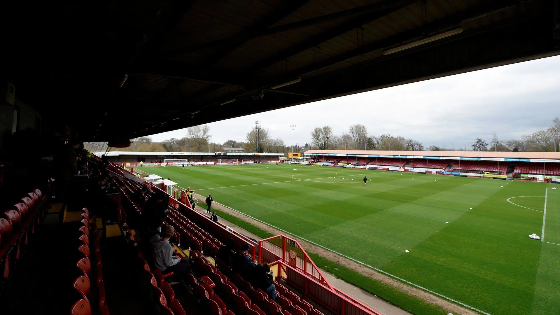 Cầu thủ Crawley Town thi đấu tại sân nhà Broadfield