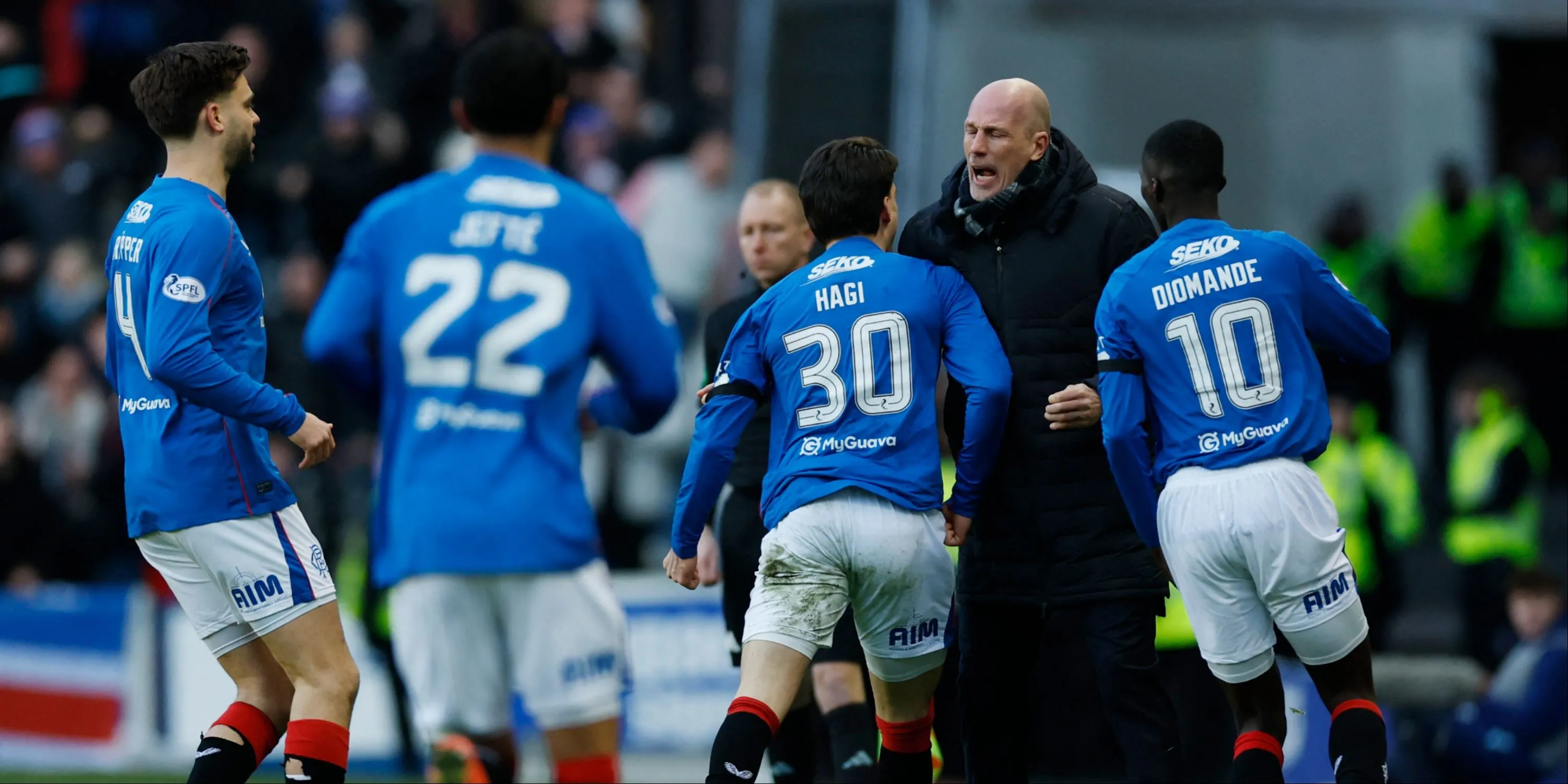 Cầu thủ Rangers, bao gồm Ianis Hagi, trong một trận đấu