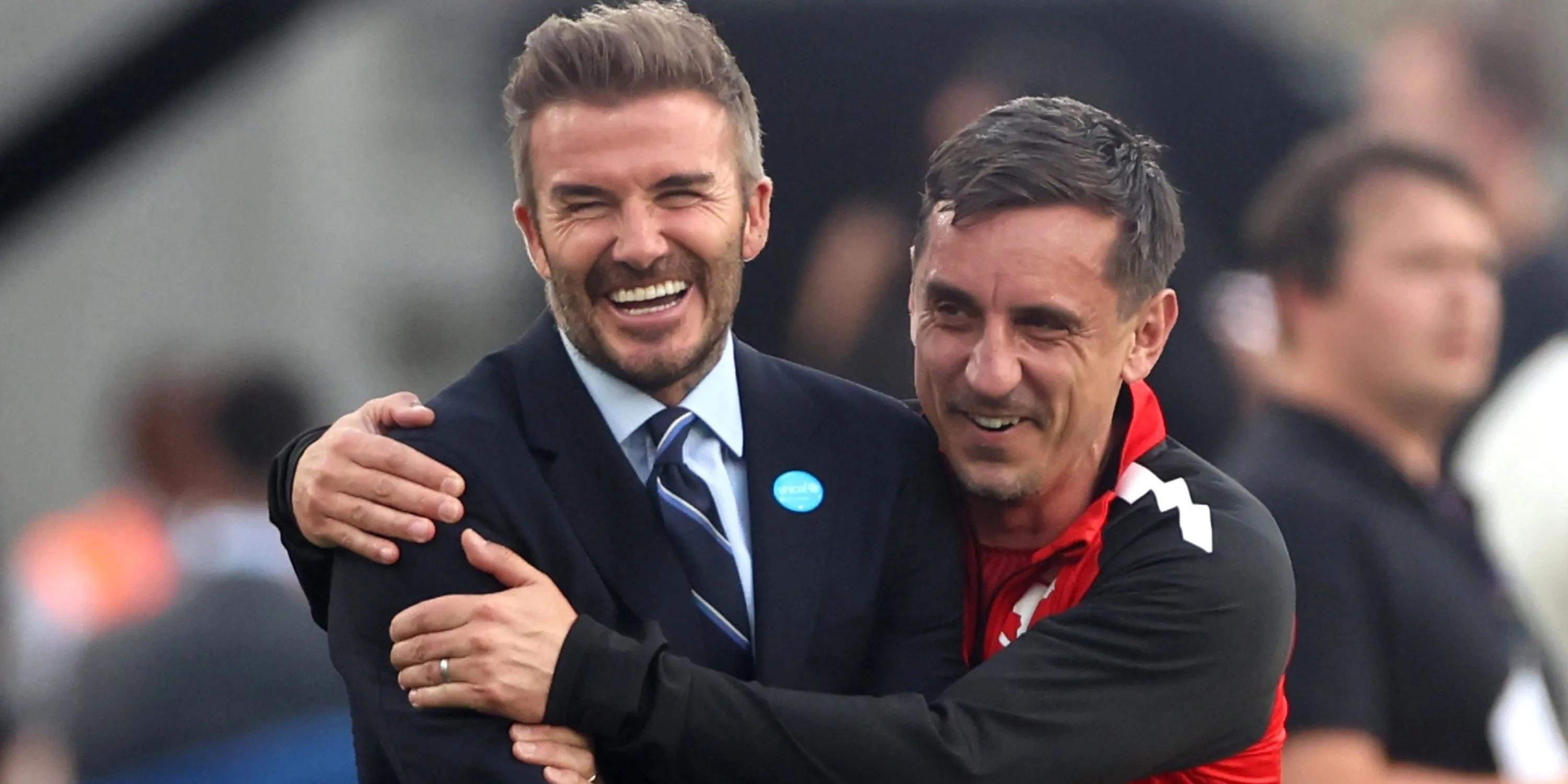 David Beckham và Gary Neville, đồng đội cũ tại Manchester United, thảo luận về việc Neville bị Nottingham Forest cấm vào sân.