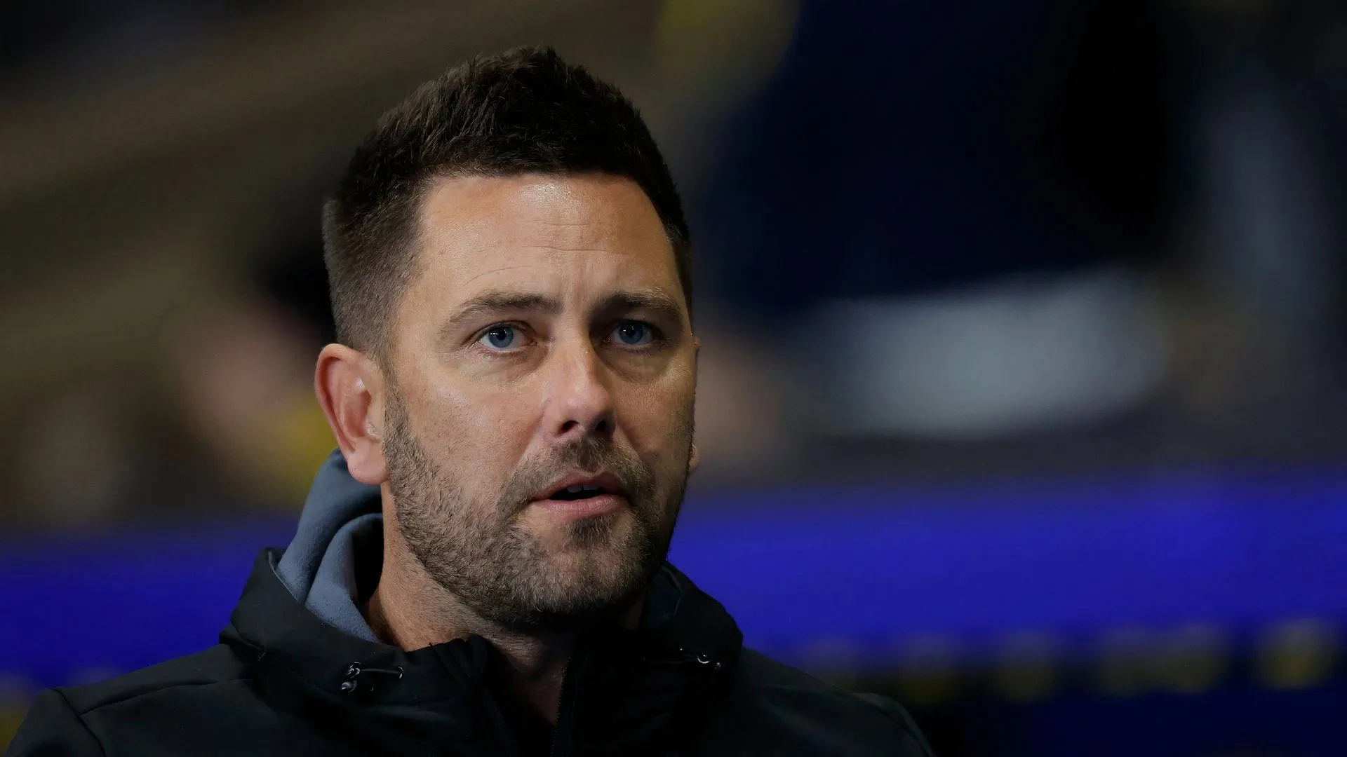 Des Buckingham chỉ đạo trận đấu của Oxford United