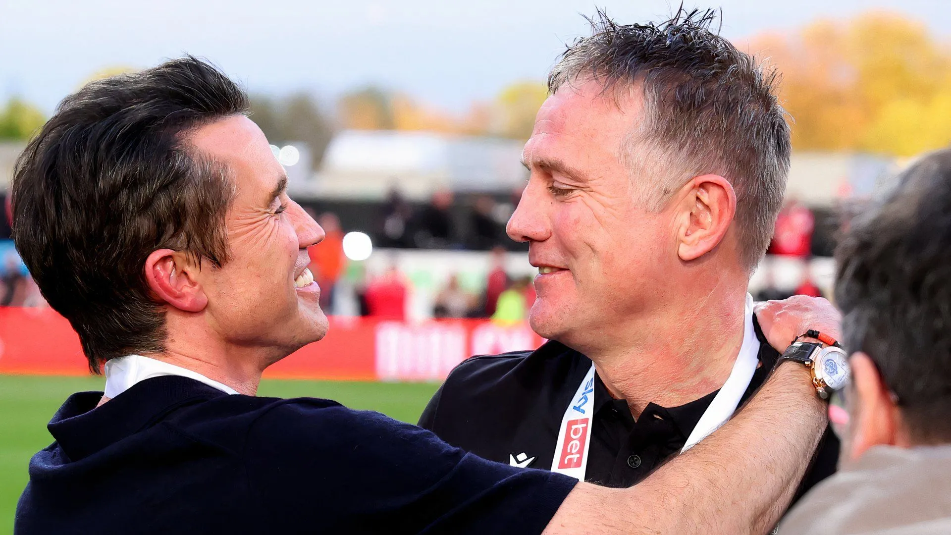 HLV Phil Parkinson ăn mừng Wrexham thăng hạng Championship