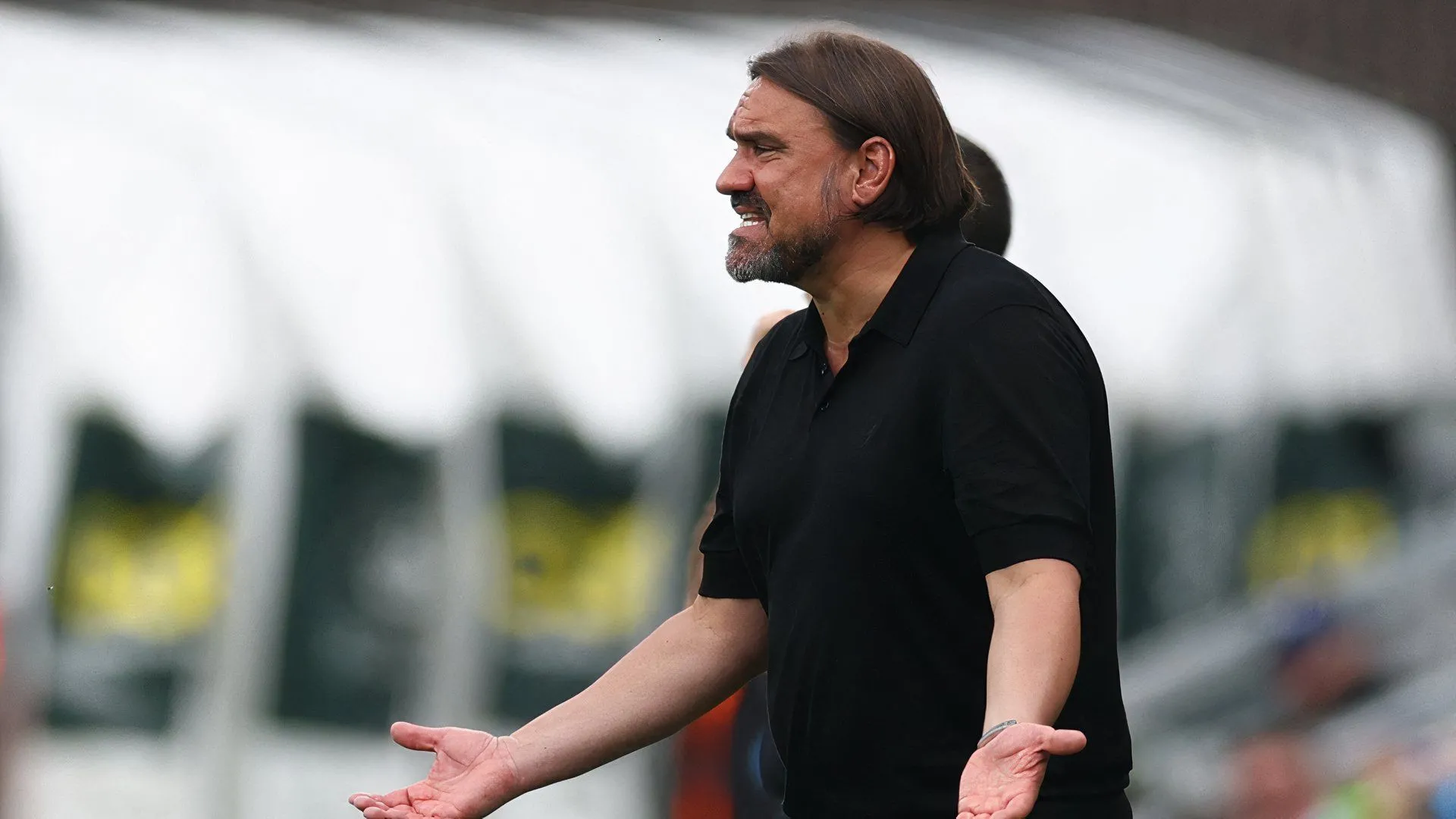 Huấn luyện viên Daniel Farke của Leeds United chỉ đạo trên sân