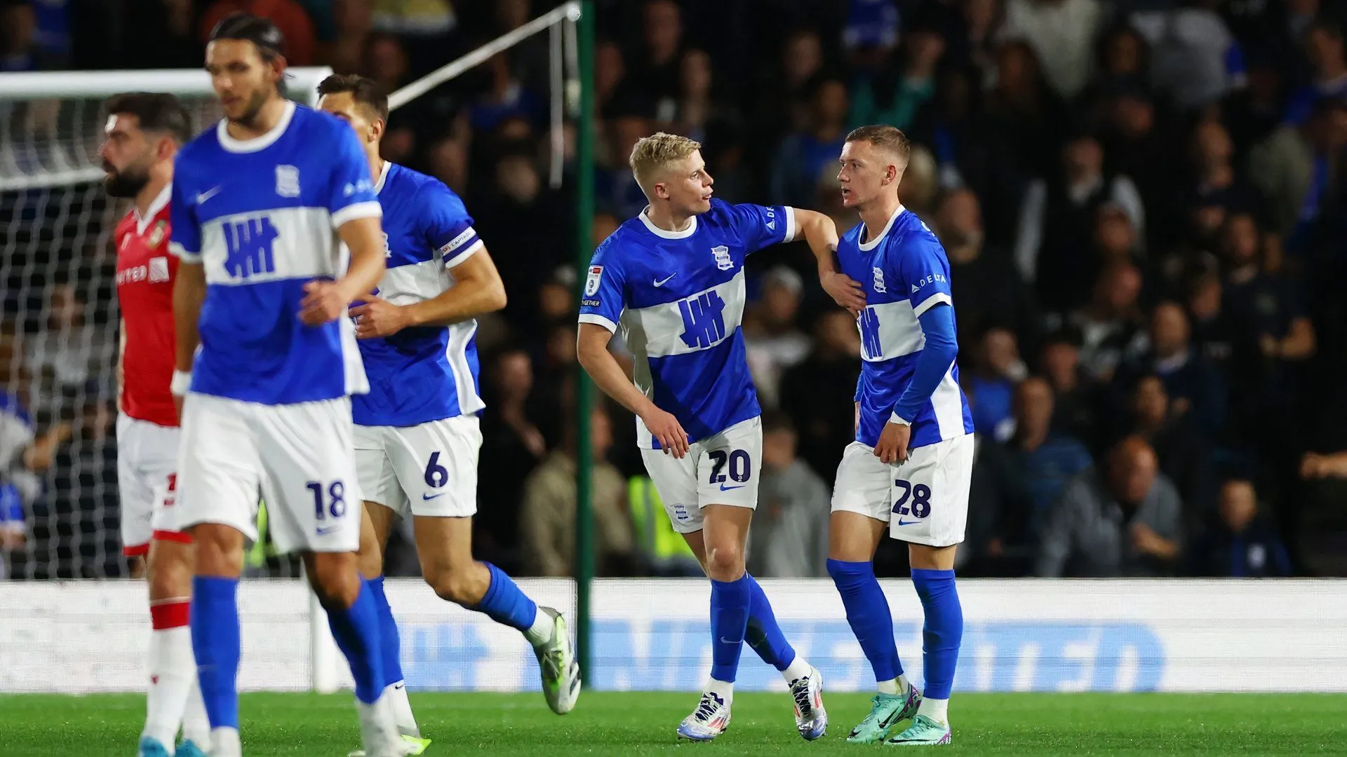 Jay Stansfield ăn mừng bàn thắng cho Birmingham City trong trận gặp Wrexham