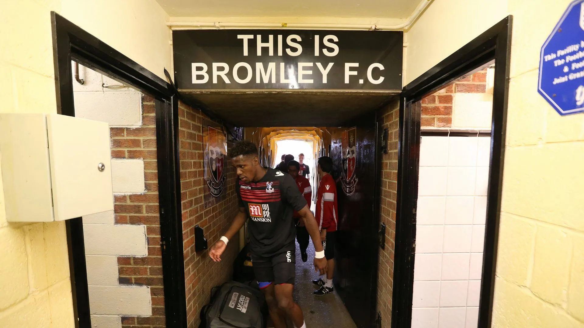 Khung cảnh bên ngoài sân Hayes Lane của Bromley FC
