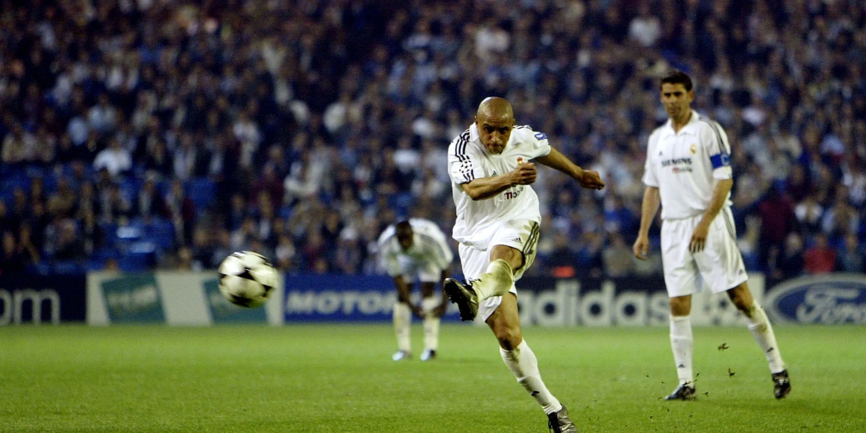 Roberto Carlos trong màu áo Real Madrid và Brazil
