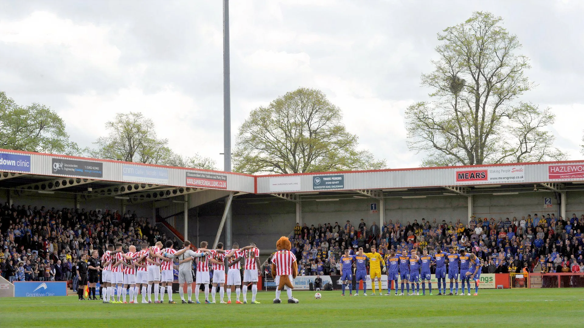 Sân vận động Whaddon Road, sân nhà của Cheltenham Town