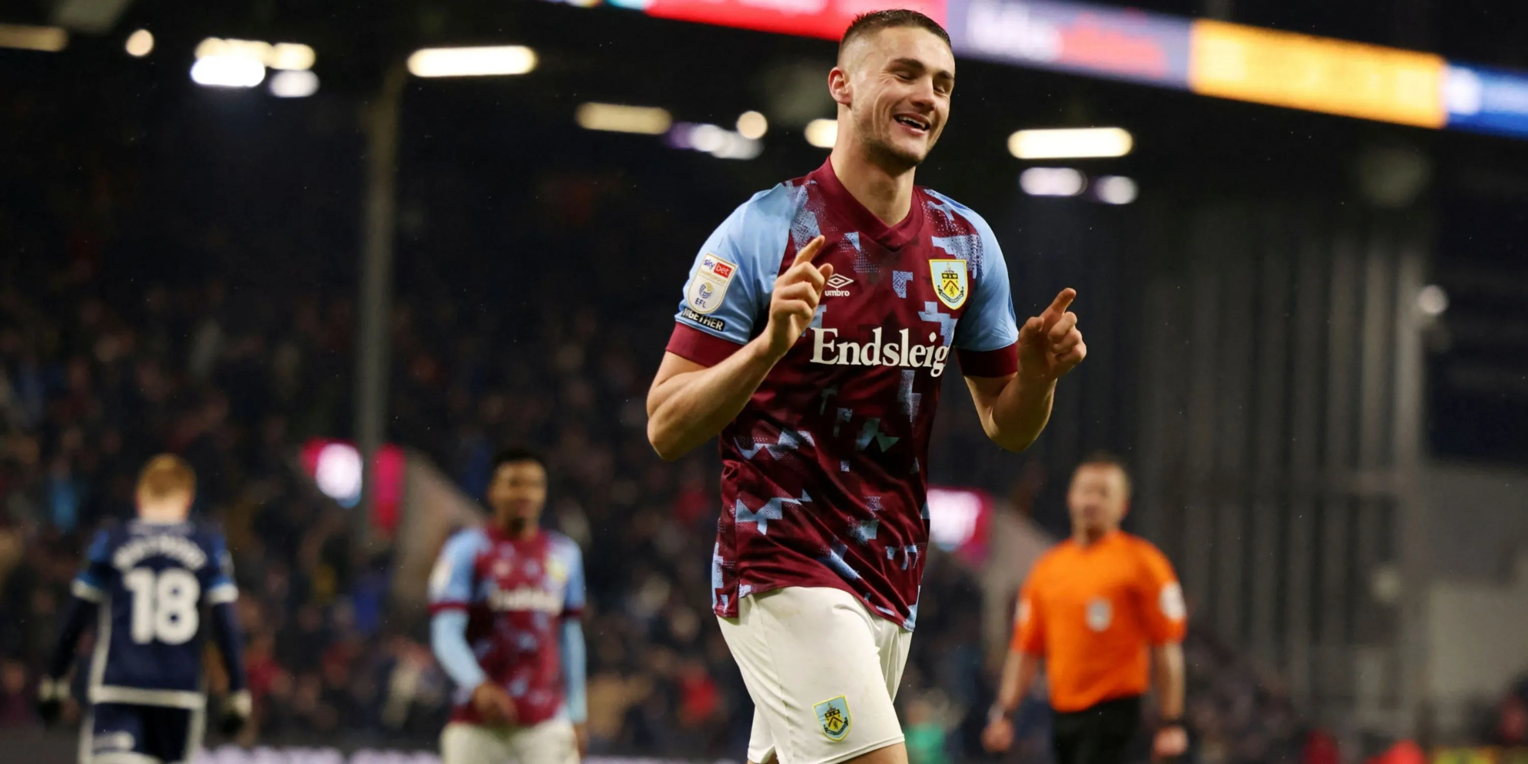 Taylor Harwood-Bellis khi còn khoác áo Burnley