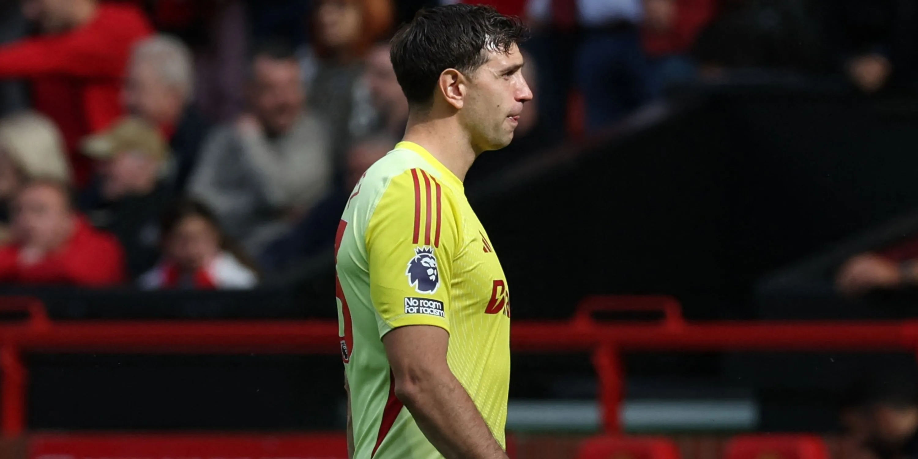 Thủ môn Emi Martinez của Aston Villa nhận thẻ đỏ trong trận đấu với Manchester United.