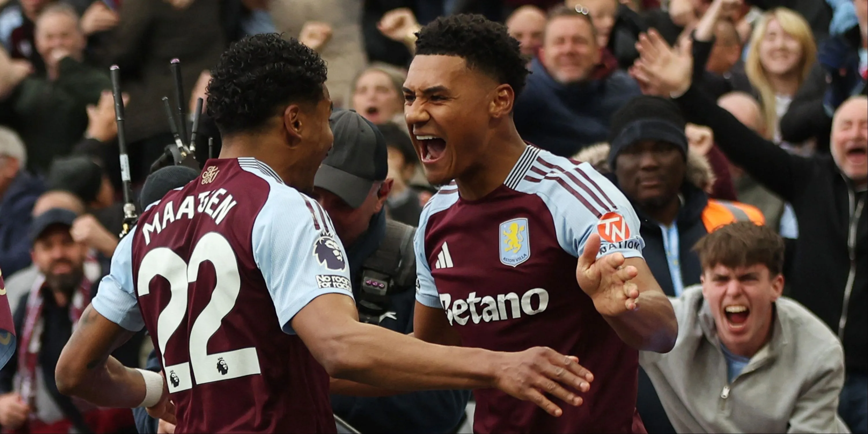 Tiền đạo Ollie Watkins của Aston Villa trên sân.