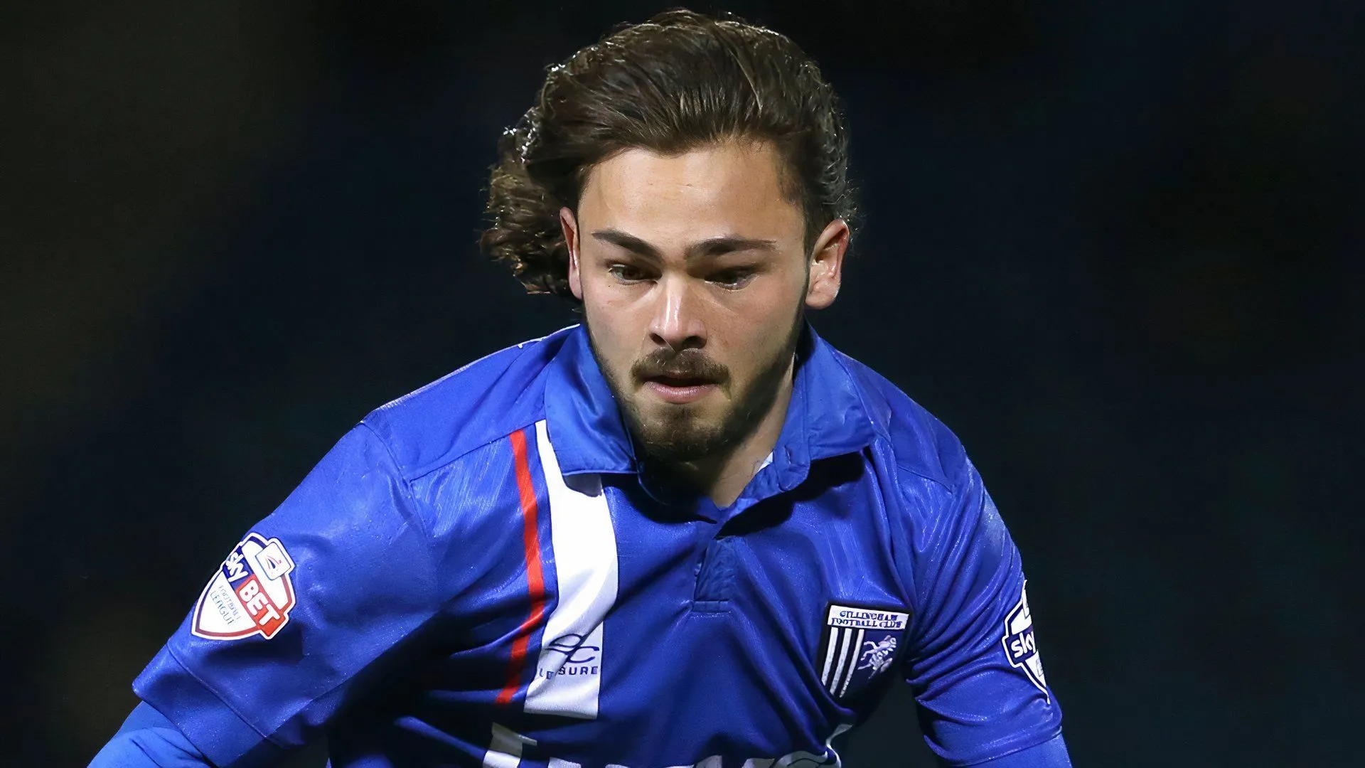 Tiền vệ Bradley Dack trong màu áo Gillingham tại League Two