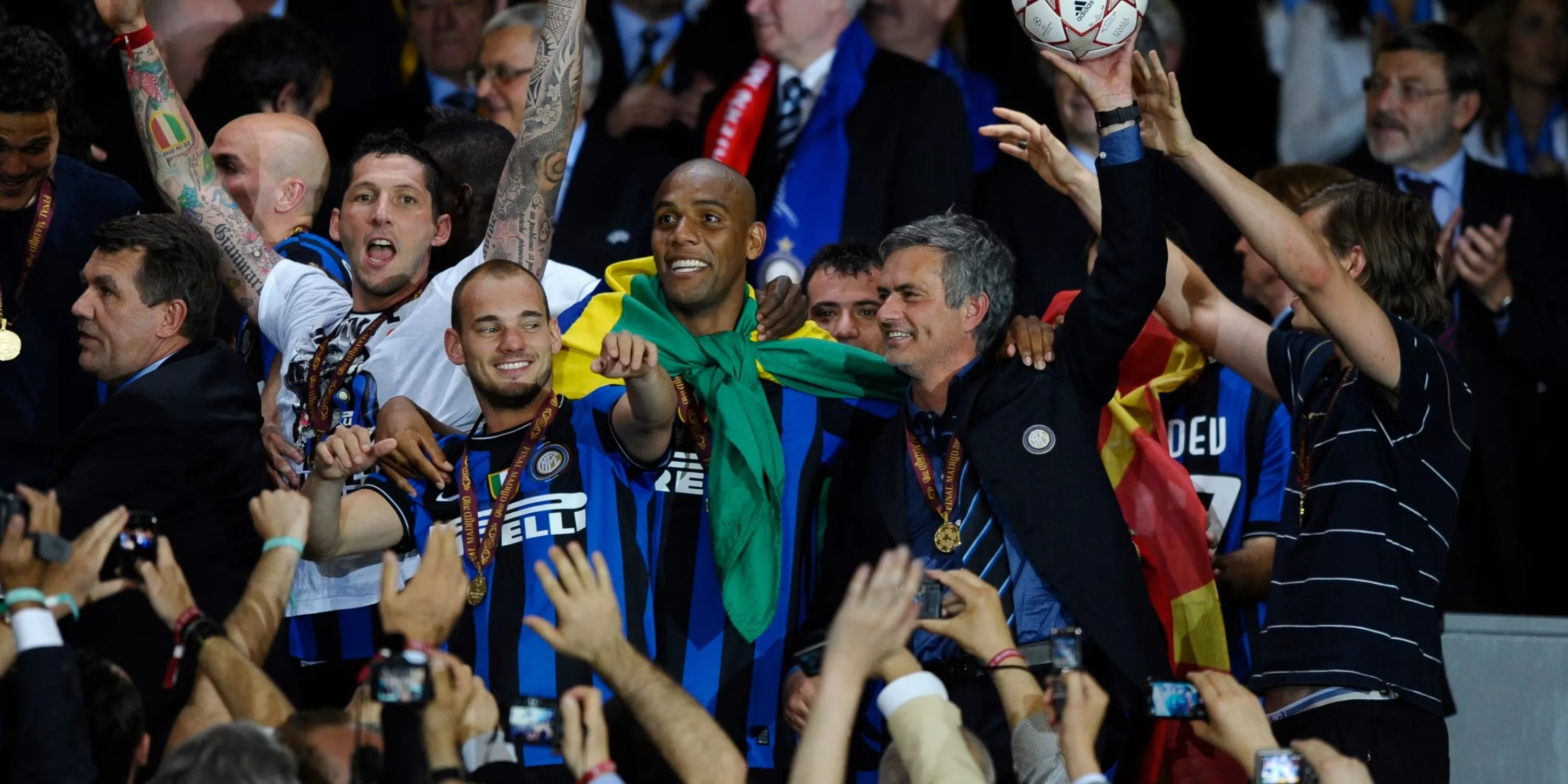 Wesley Sneijder ăn mừng cùng Jose Mourinho