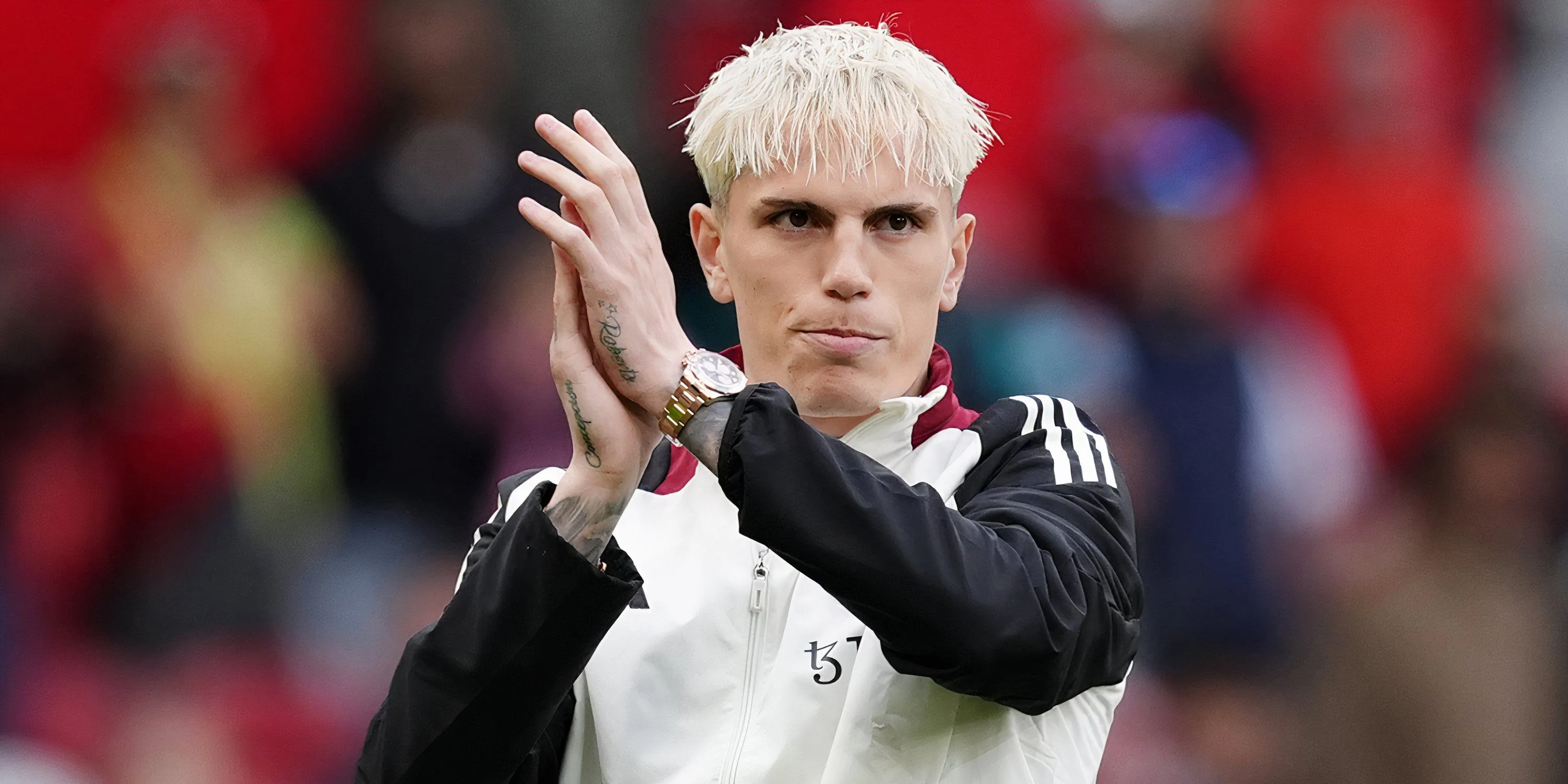 Alejandro Garnacho vỗ tay cảm ơn người hâm mộ Manchester United sau trận đấu