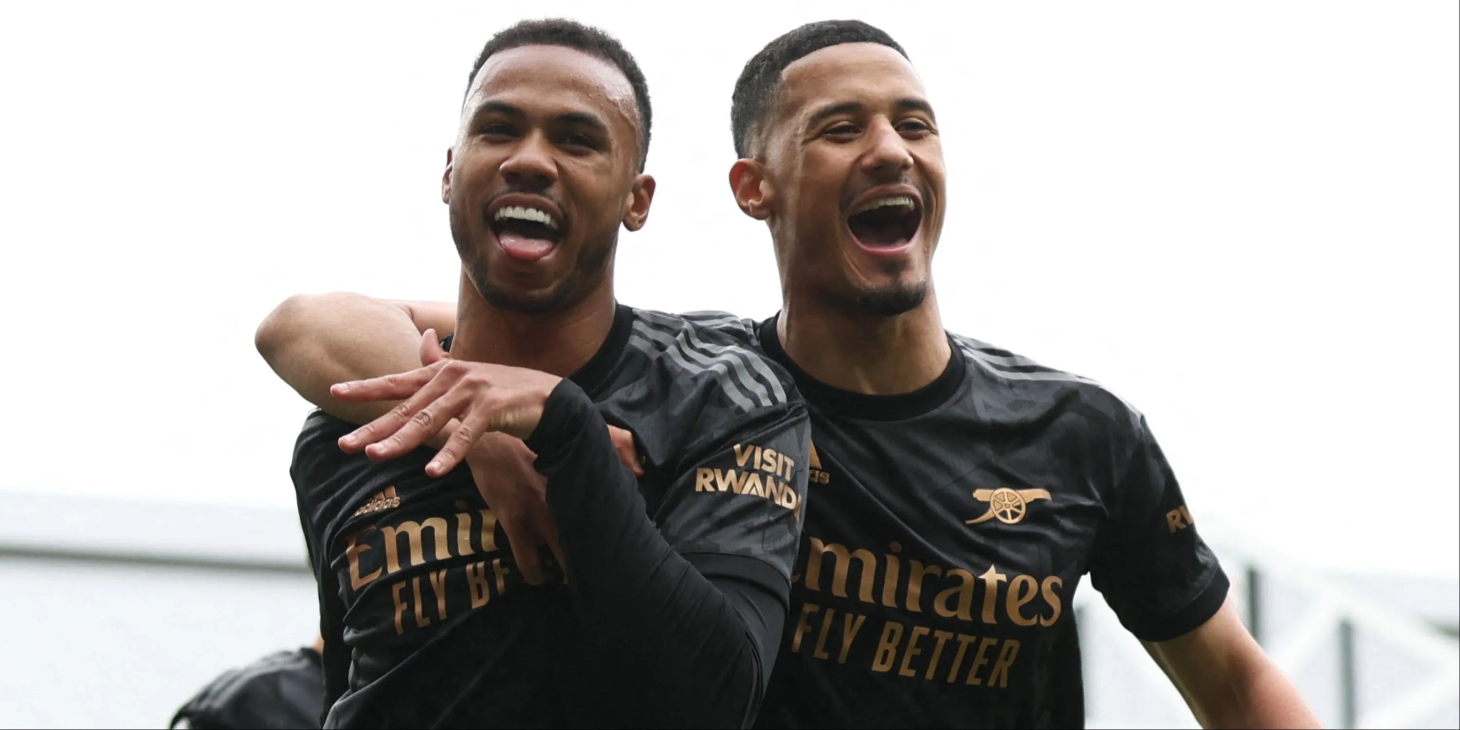 Bộ đôi trung vệ William Saliba và Gabriel Magalhães của Arsenal đứng cạnh nhau trên sân, thể hiện sự ăn ý.