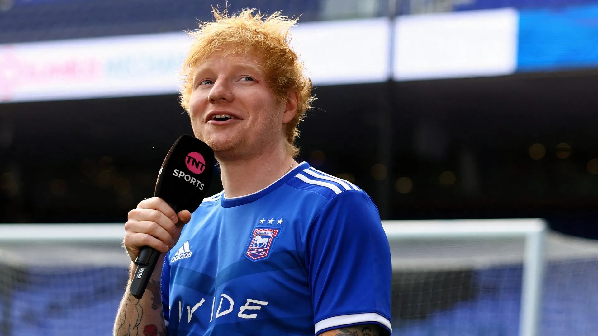 Ca sĩ Ed Sheeran, người tài trợ và fan hâm mộ nhiệt thành của Ipswich Town