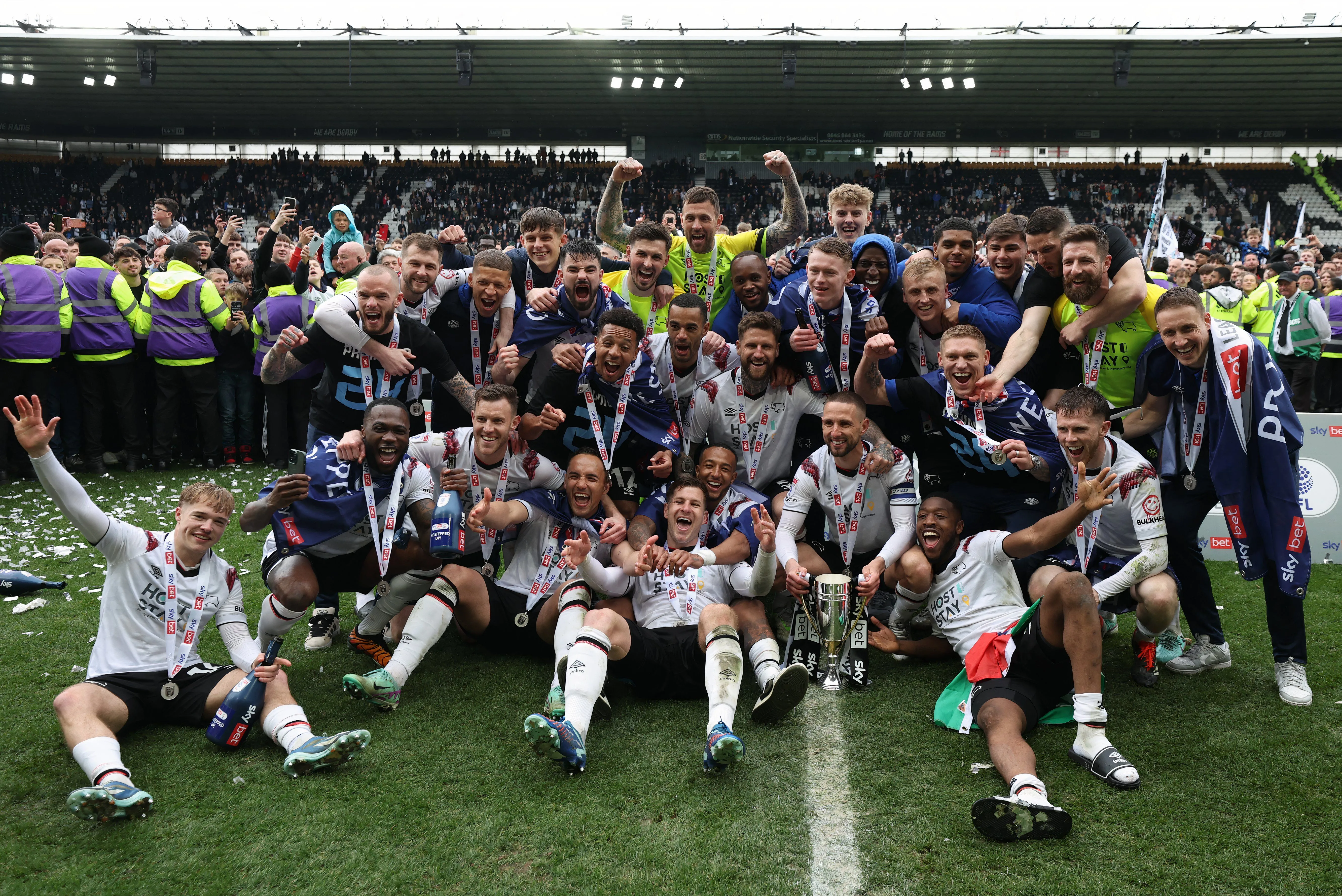 Các cầu thủ Derby County ăn mừng thăng hạng từ League One năm 2024