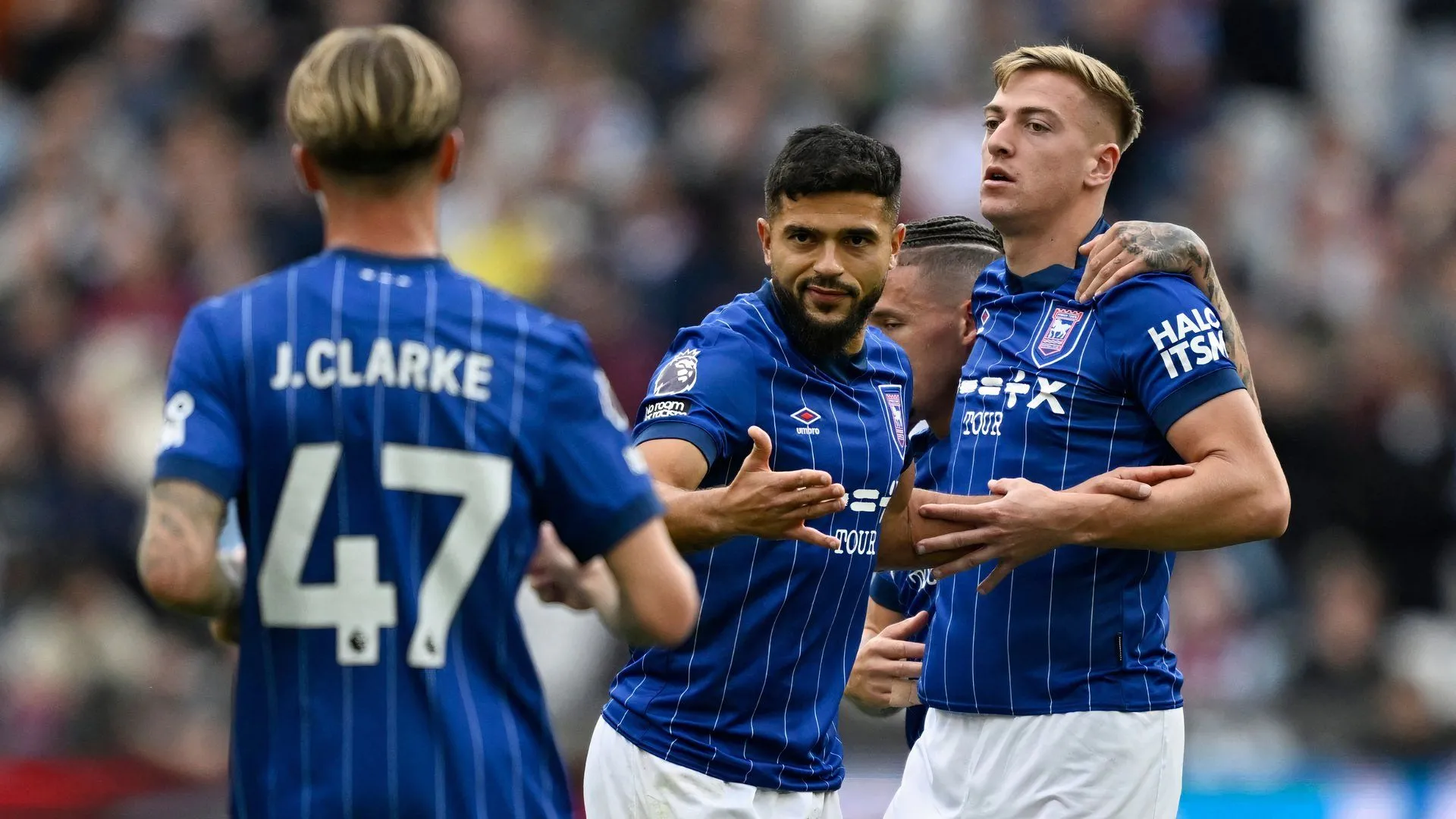 Các cầu thủ Ipswich Town ăn mừng thành công thăng hạng Premier League