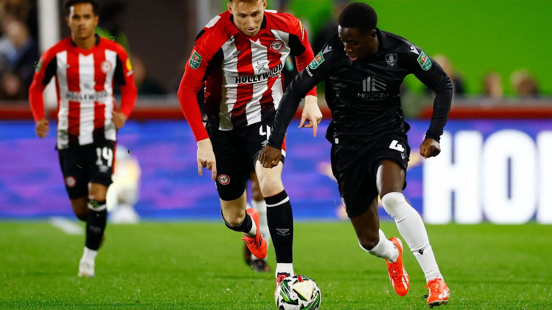 Cầu thủ Djeidi Gassama, người được Sheffield Wednesday bán cho Rangers để giải quyết khủng loạn tài chính