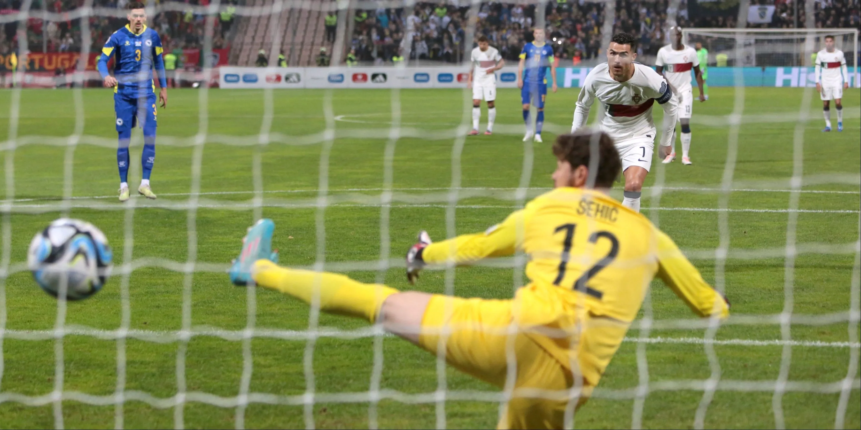 Cristiano Ronaldo thực hiện quả phạt đền cho đội tuyển Bồ Đào Nha.