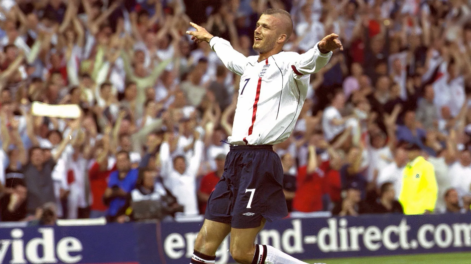 David Beckham ăn mừng bàn thắng từ phạt góc trực tiếp tại Pride Park cho Preston North End