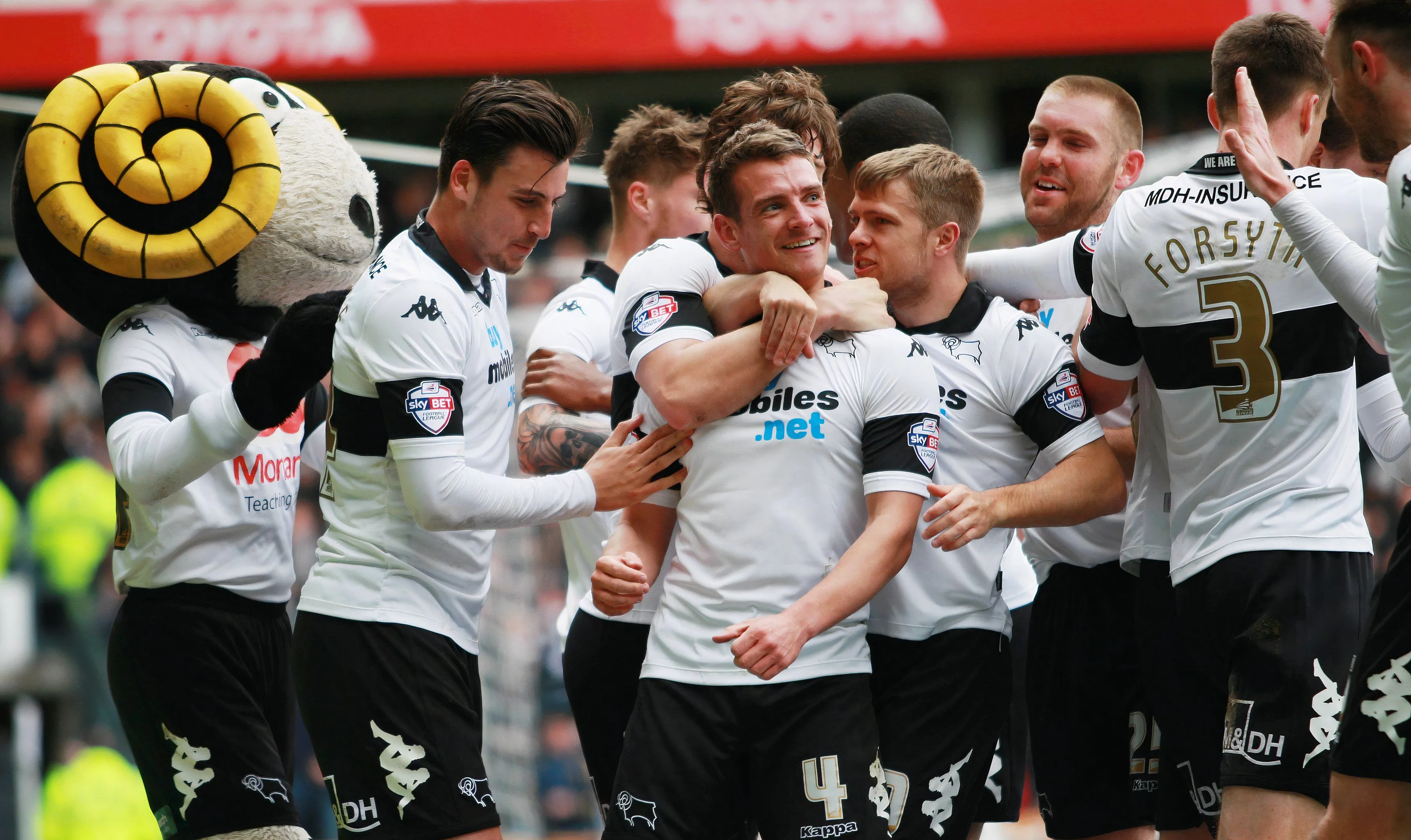 Đội hình Derby County ăn mừng bàn thắng của Craig Bryson trong trận đại thắng Nottingham Forest