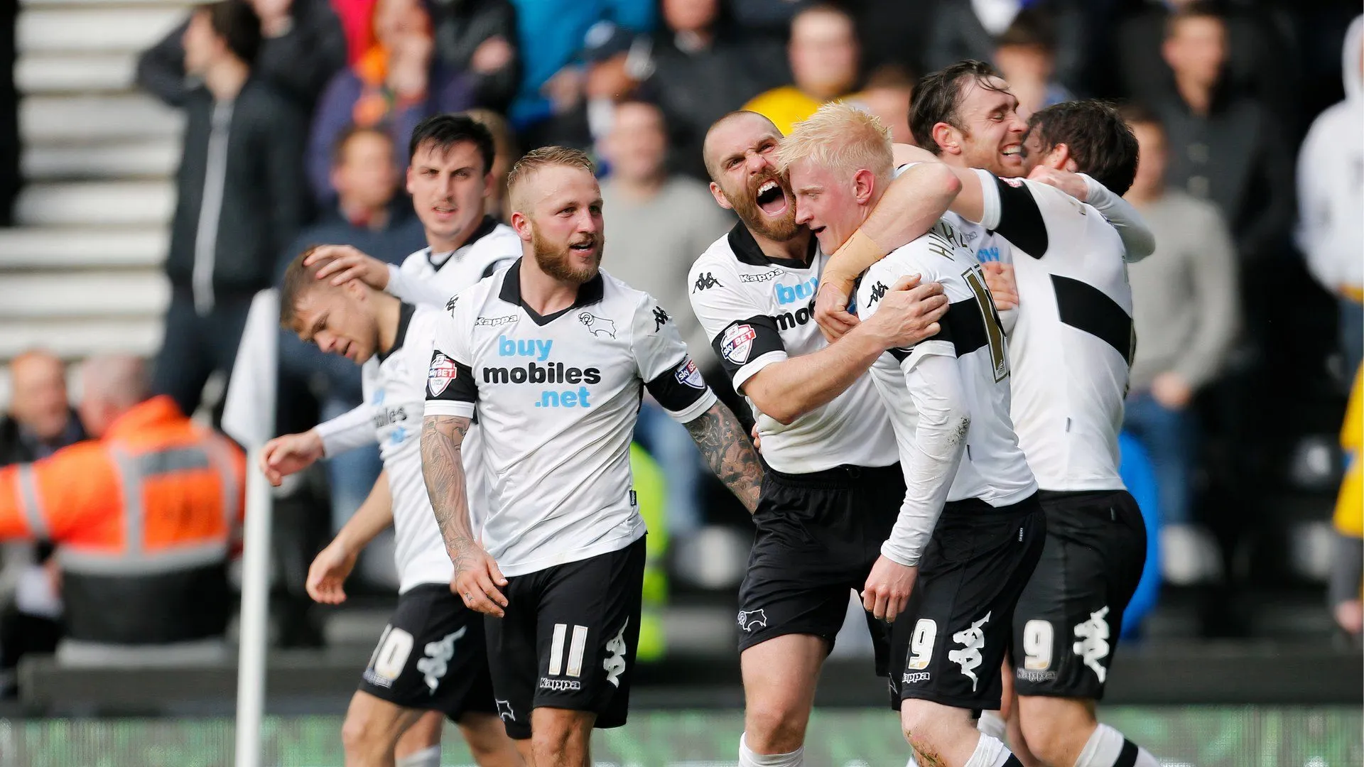 Đội hình Derby County ăn mừng bàn thắng trong trận bán kết play-off gặp Brighton &amp; Hove Albion