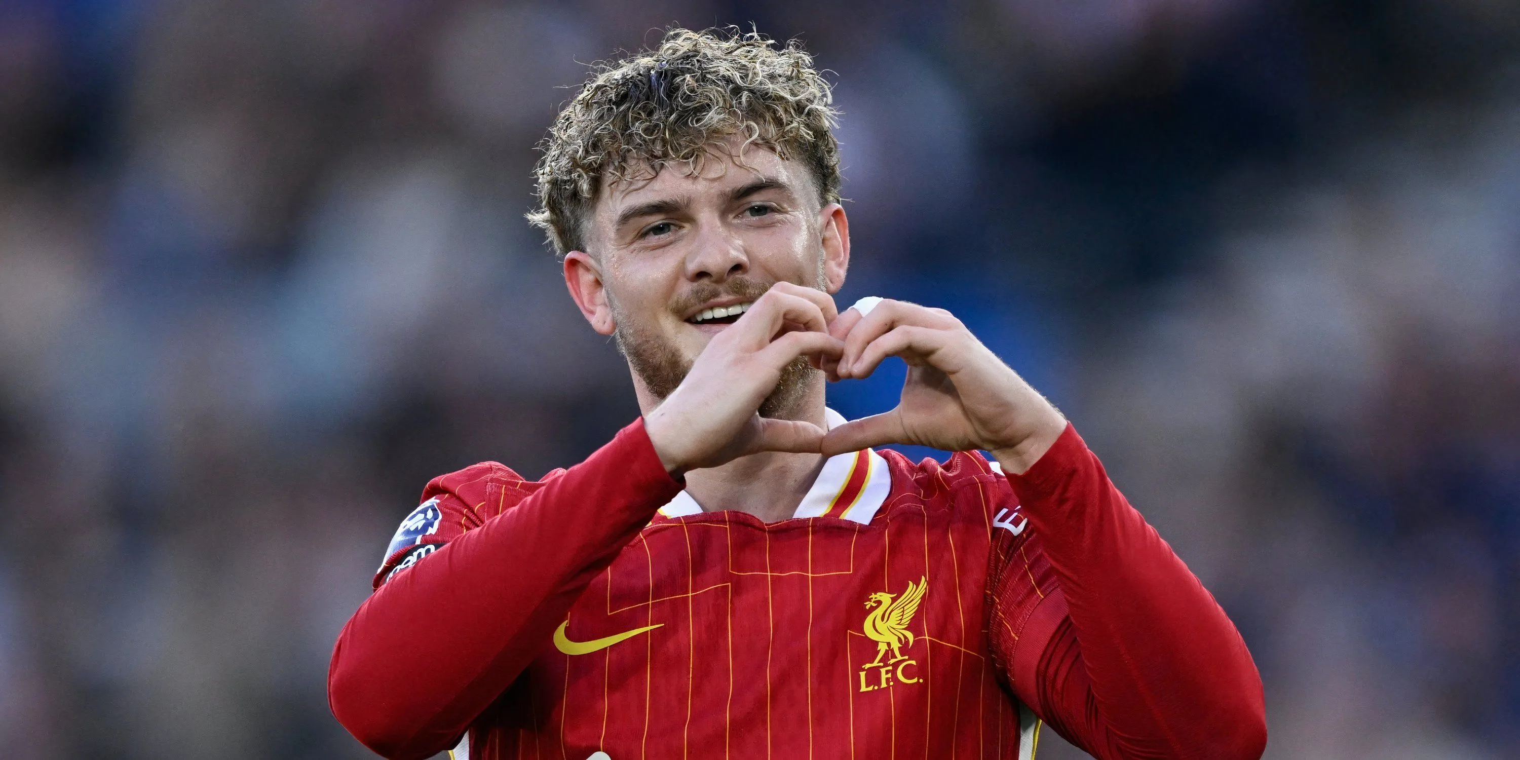 Harvey Elliott, tài năng trẻ Liverpool, ăn mừng trên sân