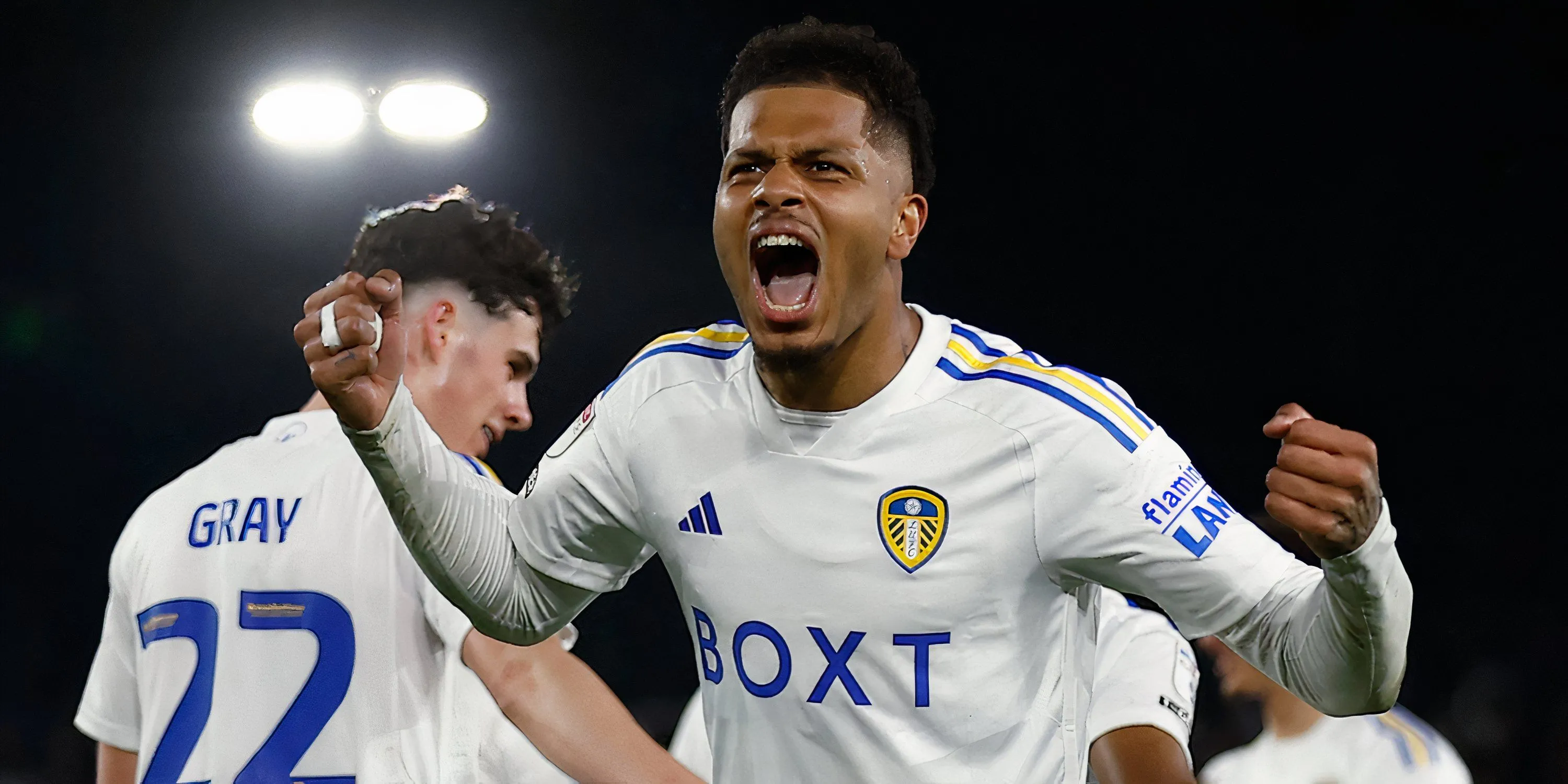 HLV Daniel Farke và cầu thủ Georginio Rutter trong trận đấu của Leeds United tại Championship
