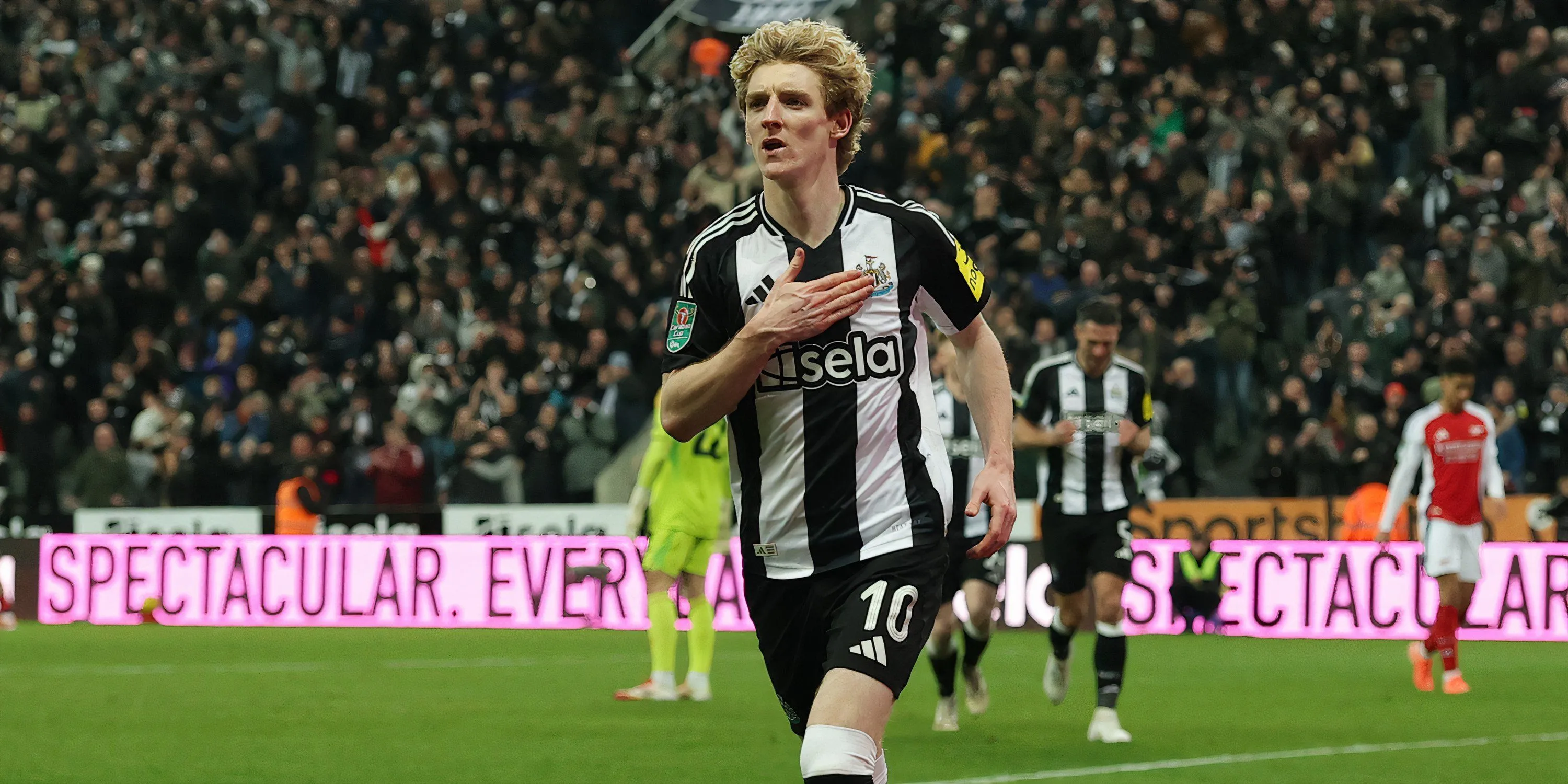 HLV Eddie Howe của Newcastle United trao đổi với Anthony Gordon, thể hiện sự phát triển vượt bậc của cầu thủ này dưới thời huấn luyện viên.